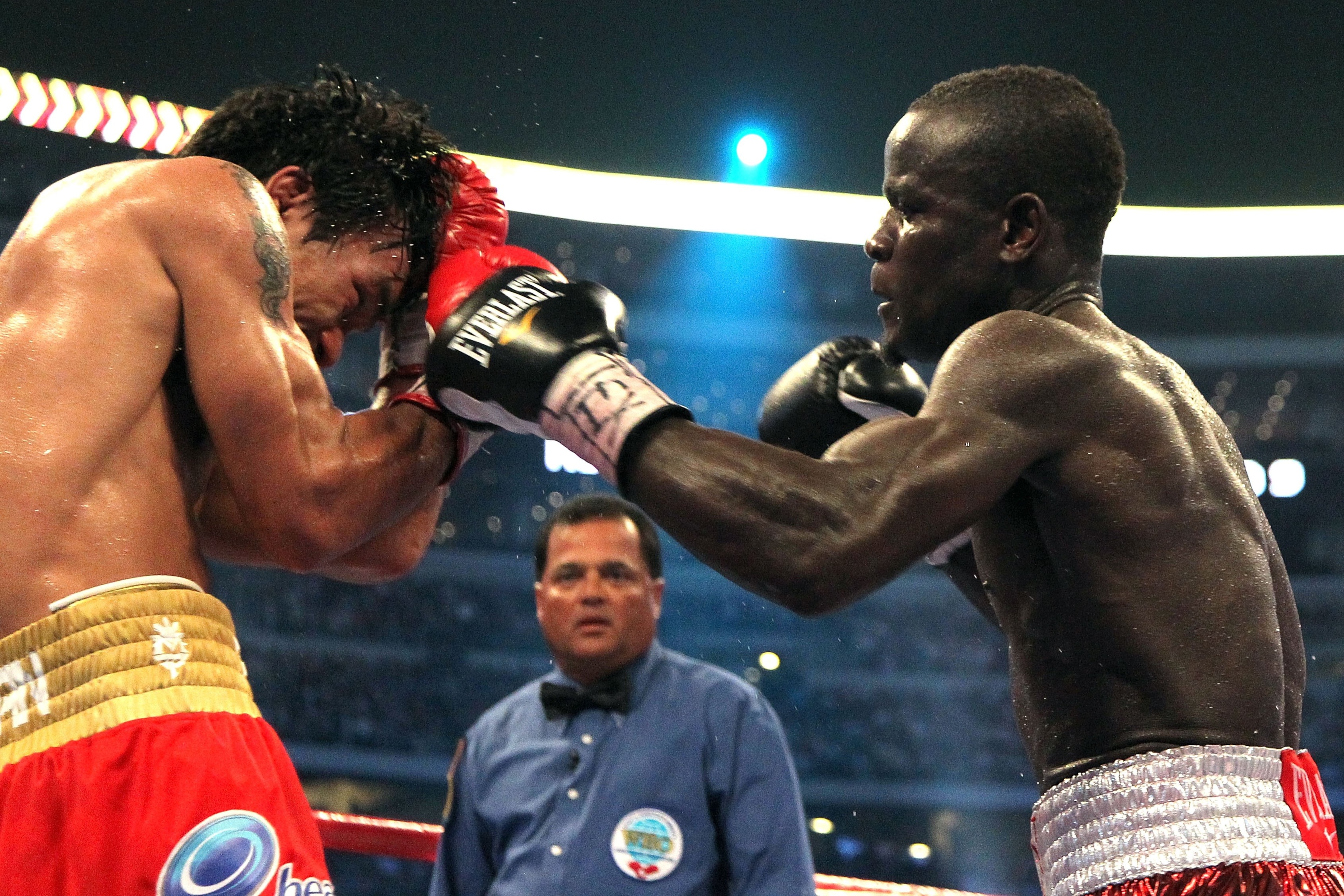 ARLINGTON, TX - MARCH 13:  (R-L) Joshua Clottey of Ghana throws a left to the face of Manny Pacquiao of the Philippines during the WBO welterweight title fight at Cowboys Stadium on March 13, 2010 in Arlington, Texas.  (Photo by Jed Jacobsohn/Getty Images