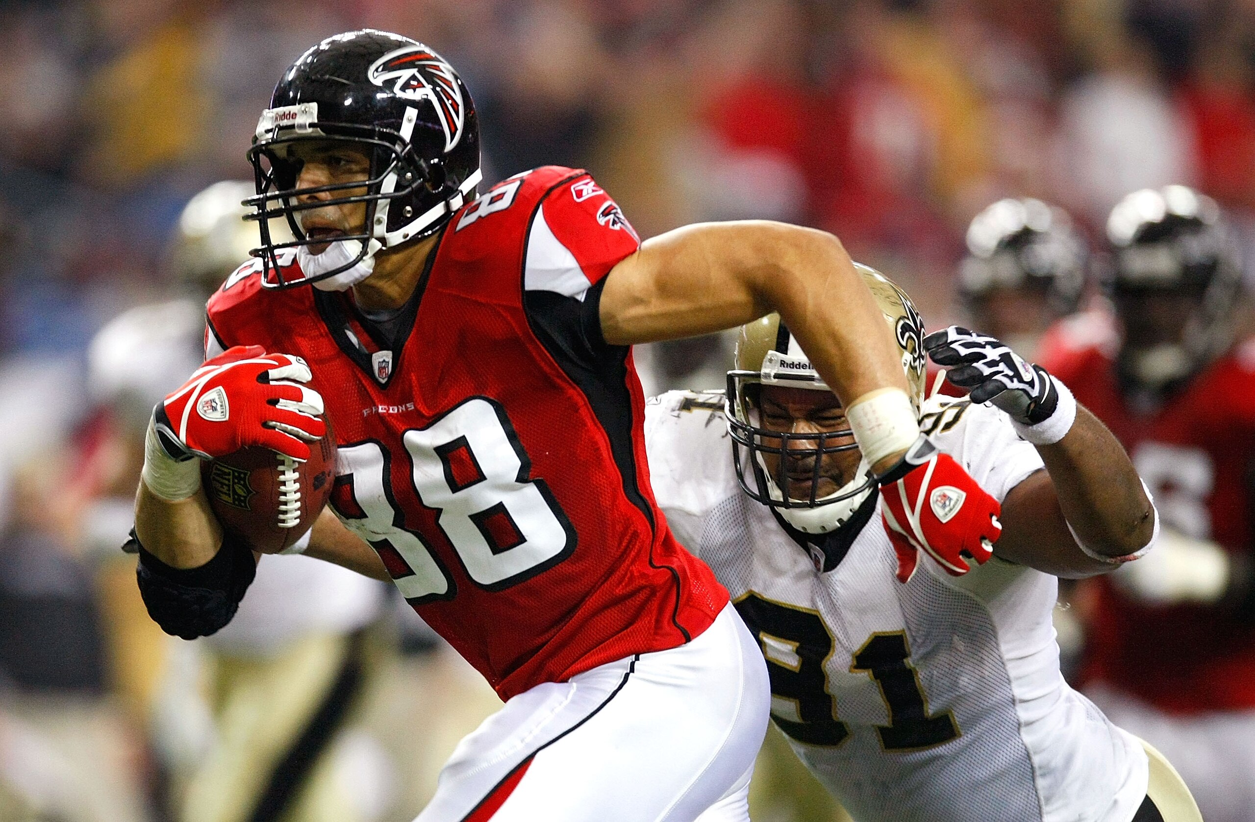 ATLANTA - DECEMBER 13:  Tony Gonzalez #88 of the Atlanta Falcons runs for yards after the catch against Will Smith #91 of the New Orleans Saints at Georgia Dome on December 13, 2009 in Atlanta, Georgia. The Saints won 26-23. (Photo by Kevin C. Cox/Getty I