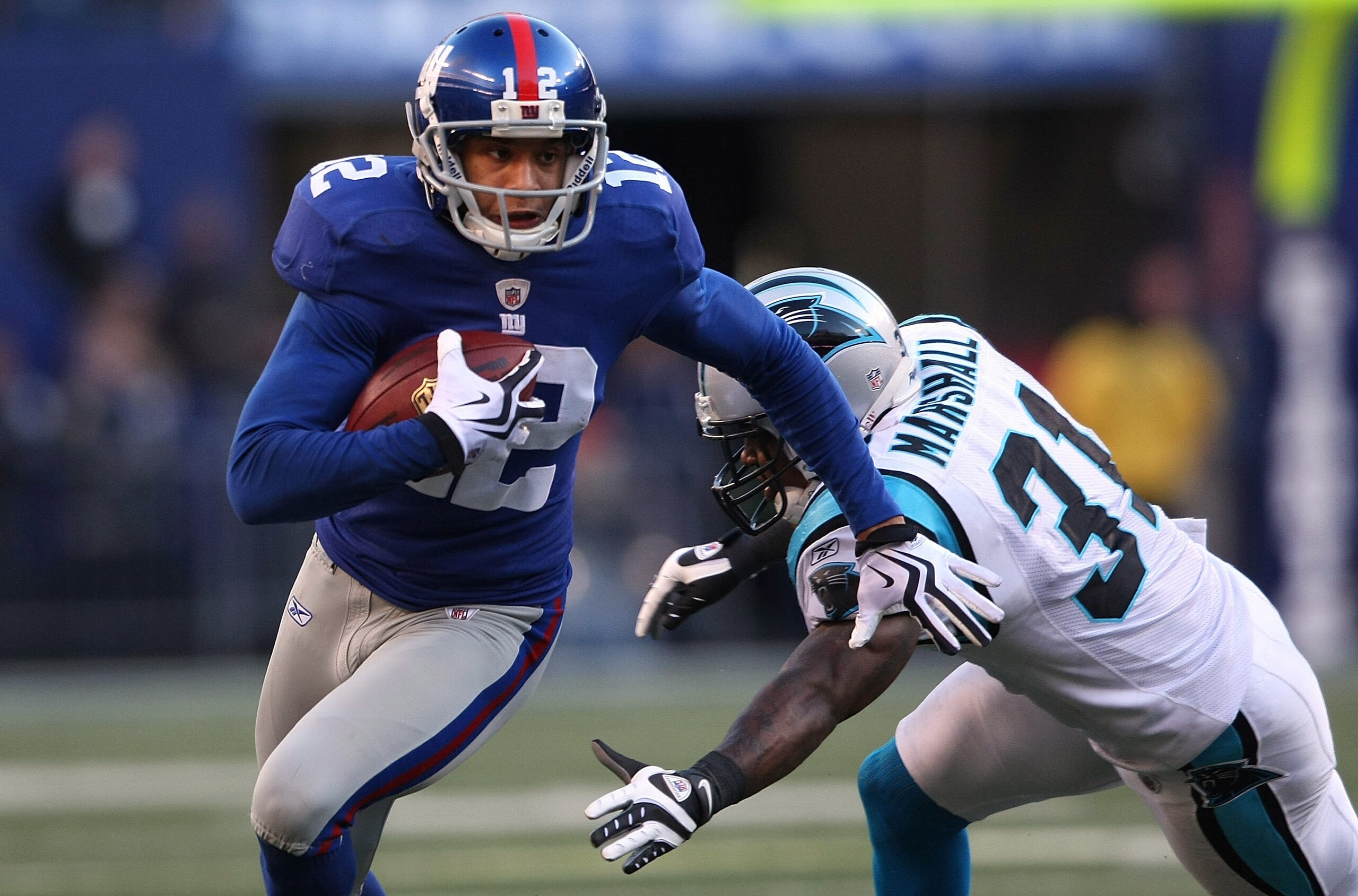 EAST RUTHERFORD, NJ - DECEMBER 27: Steve Smith #12 of the New York Giants runs past Richard Marshall #31 of the Carolina Panthers at Giants Stadium on December 27, 2009 in East Rutherford, New Jersey.  (Photo by Nick Laham/Getty Images)