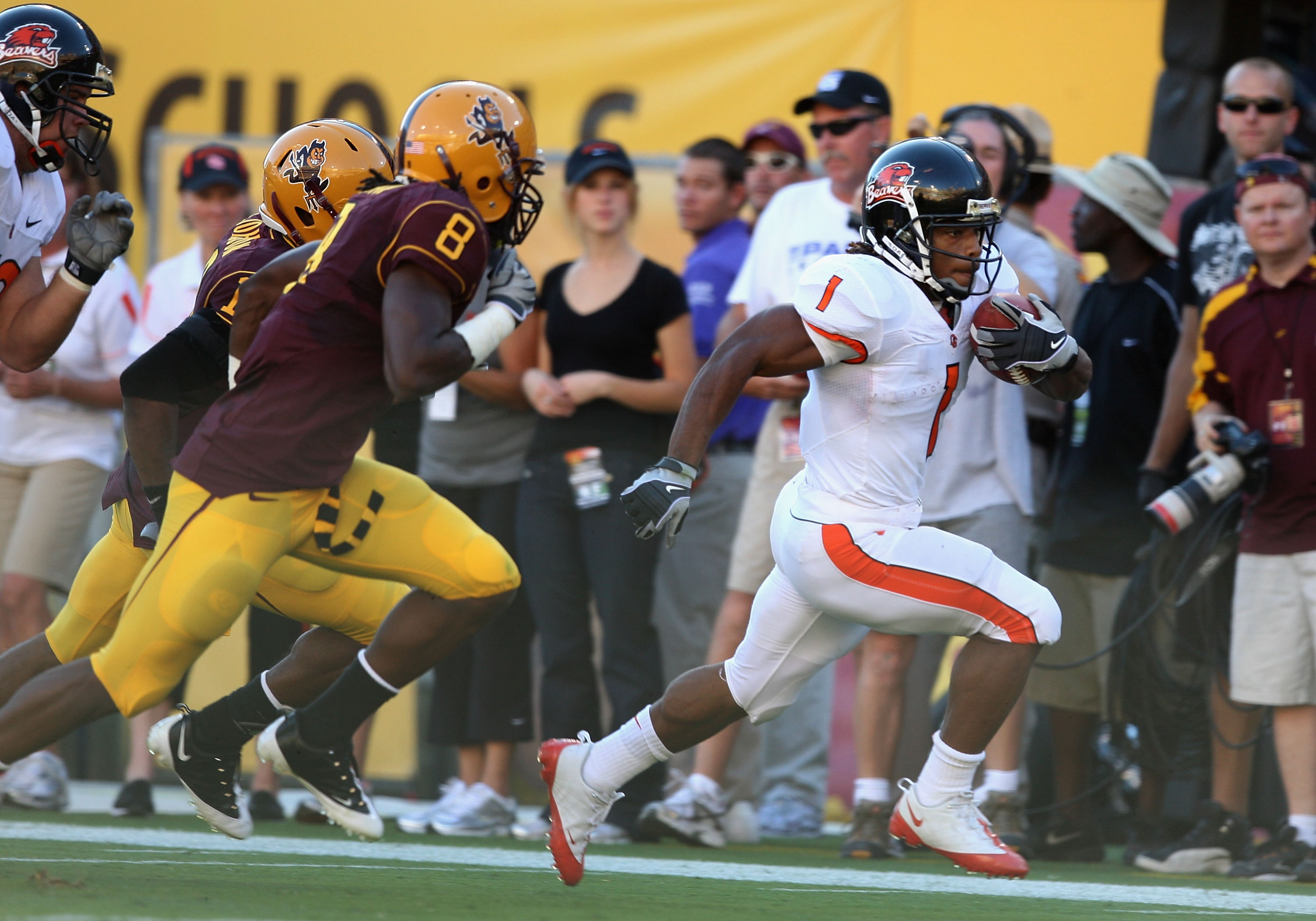 TEMPE, AZ - OCTOBER 03:  Runningback Jacquizz Rodgers #1 of the Oregon State Beavers rushes the ball for a 32 yard touchdown against the Arizona State Sun Devils during the first quarter of the college football game at Sun Devil Stadium on October 3, 2009