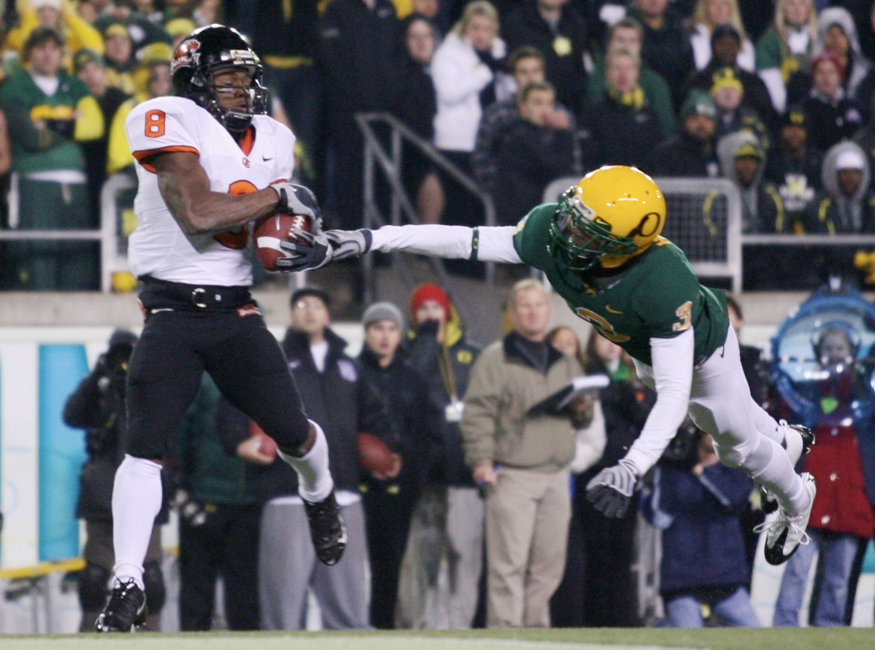 EUGENE,OR - DECEMBER 03:  Wide receiver James Rodgers #8 of Oregon State Beavers makes a catch in front of Cliff Harris #3 of the Oregon Ducks for a touchdown during the second quarter of the game at Autzen Stadium on December 3, 2009 in Eugene, Oregon. (
