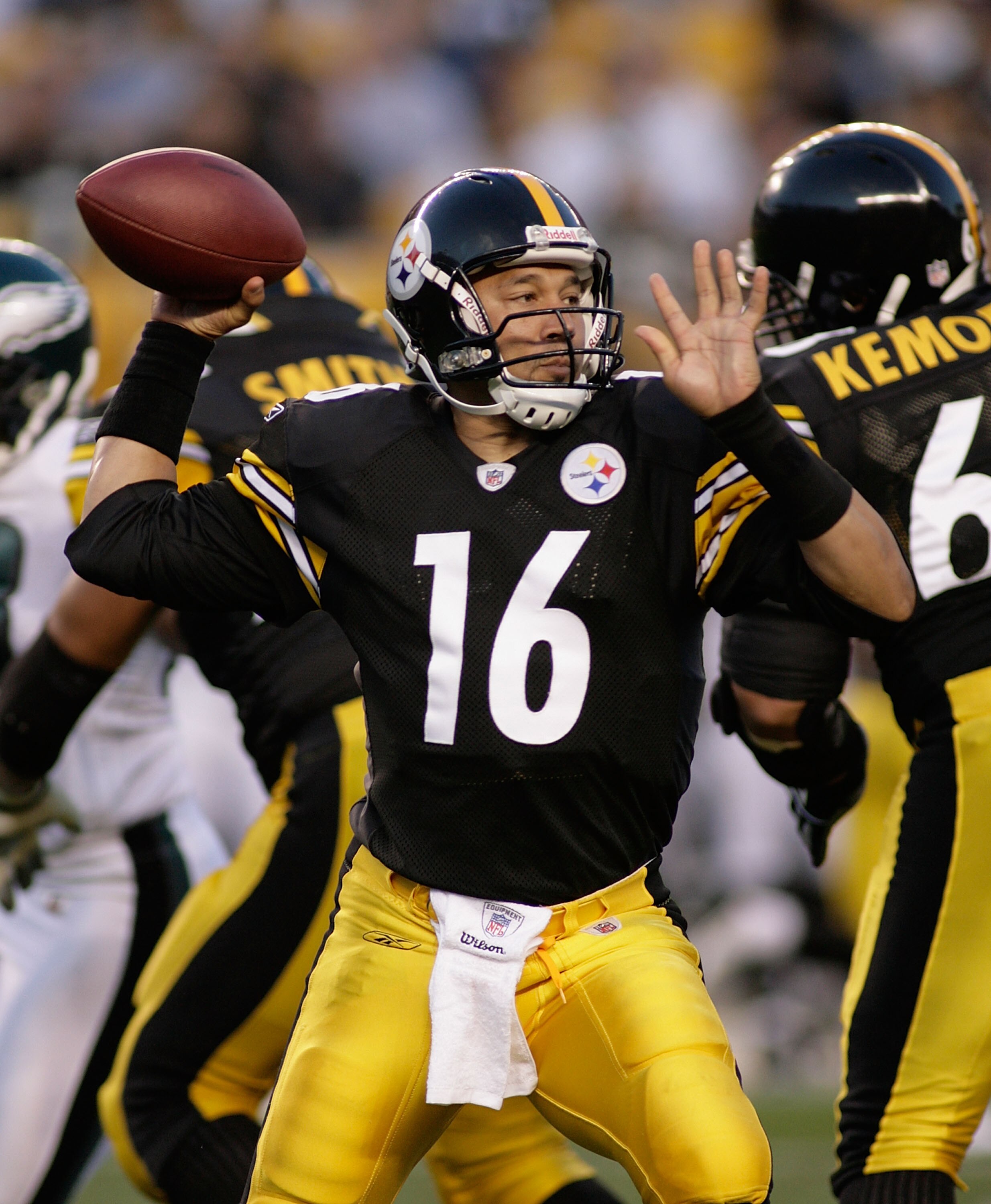 PITTSBURGH - AUGUST 08: Charlie Batch #16 of the Pittsburgh Steelers readies to throw against the Philadelphia Eagles during a preseason game on August 8, 2008 at Heinz Field in Pittsburgh, Pennsylvania.  (Photo by Rick Stewart/Getty Images)