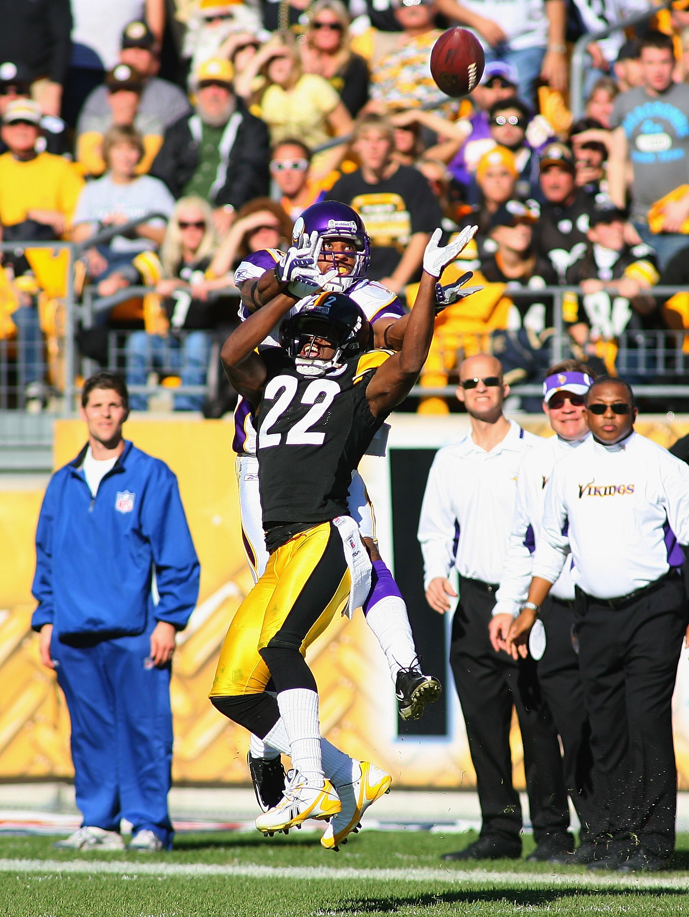 PITTSBURGH - OCTOBER 25: Percy Harvin #12 of the Minnesota Vikings and William Gay #22 of the Pittsburgh Steelers  jump to try and make a play on the ball at Heinz Field on October 25, 2009 in Pittsburgh, Pennsylvania. Neither could make the catch. Pittsb