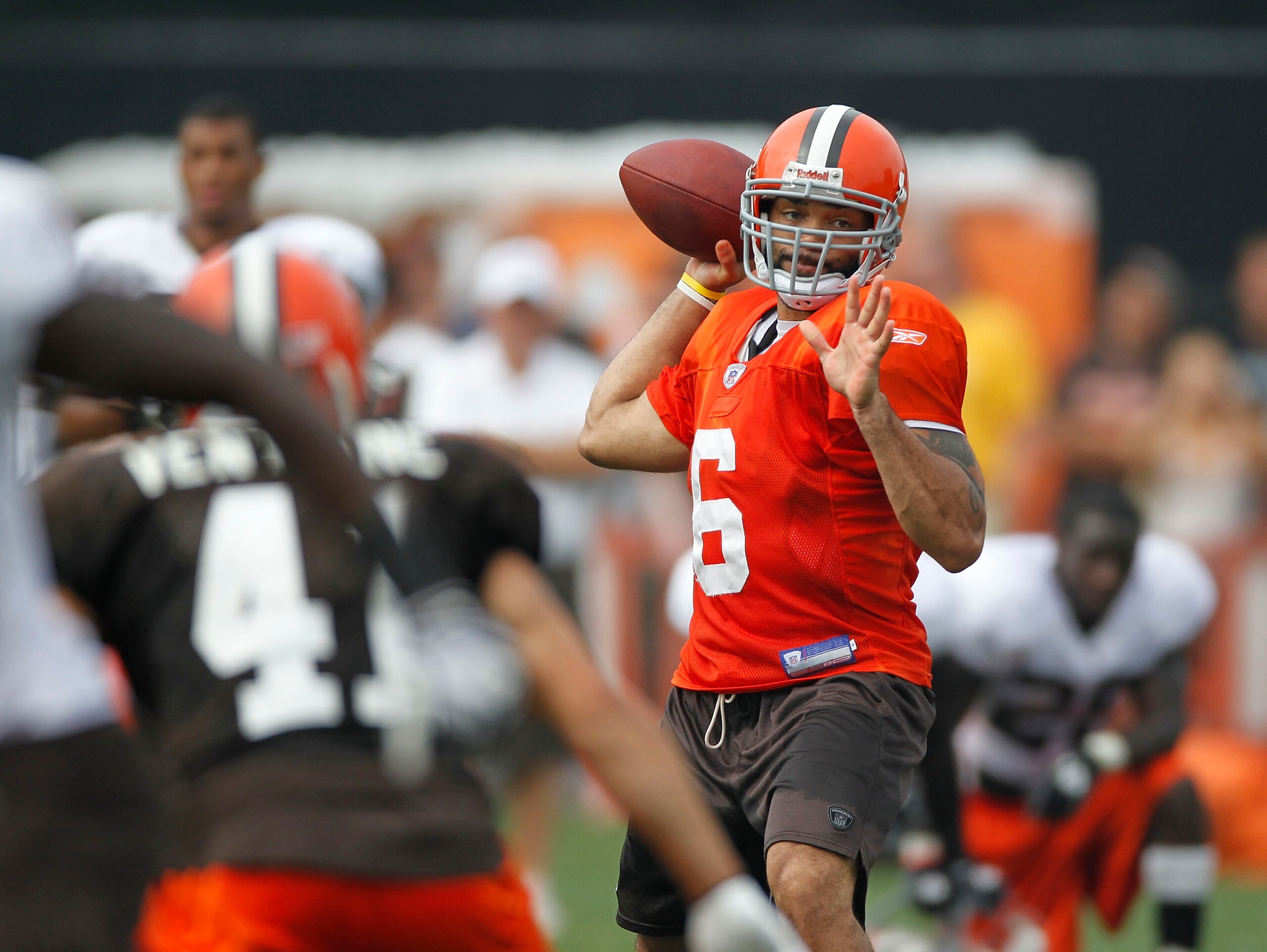 BEREA, OH - AUGUST 04:  Seneca Wallace #6 of the Cleveland Browns gets ready to throw a pass during training camp at the Cleveland Browns Training and Administrative Complex on August 4, 2010 in Berea, Ohio.  (Photo by Gregory Shamus/Getty Images)