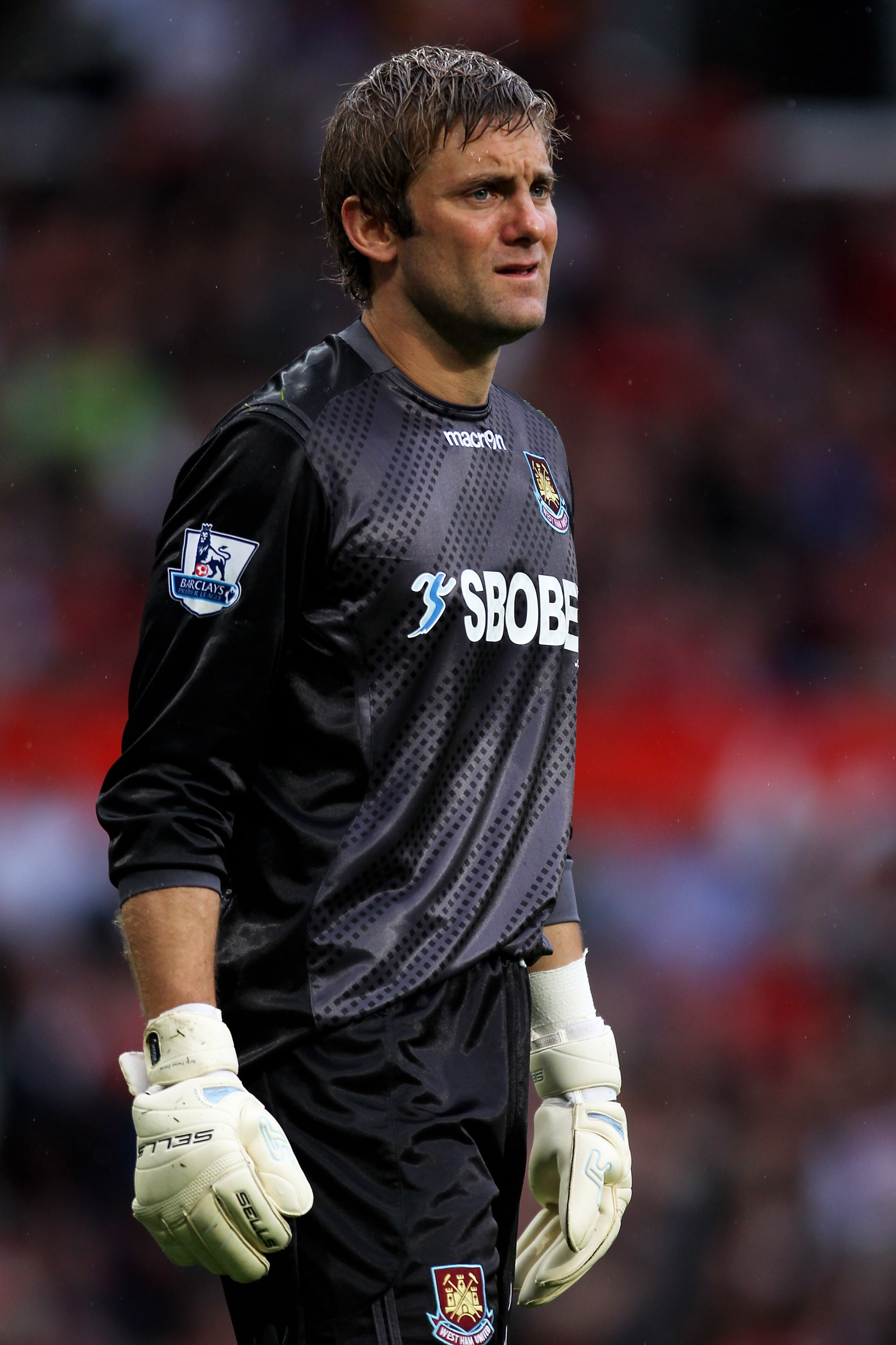 MANCHESTER, ENGLAND - AUGUST 28:  Robert Green of West Ham United looks on during the Barclays Premier League match between Manchester United and West Ham United at Old Trafford on August 28, 2010 in Manchester, England. (Photo by Alex Livesey/Getty Image