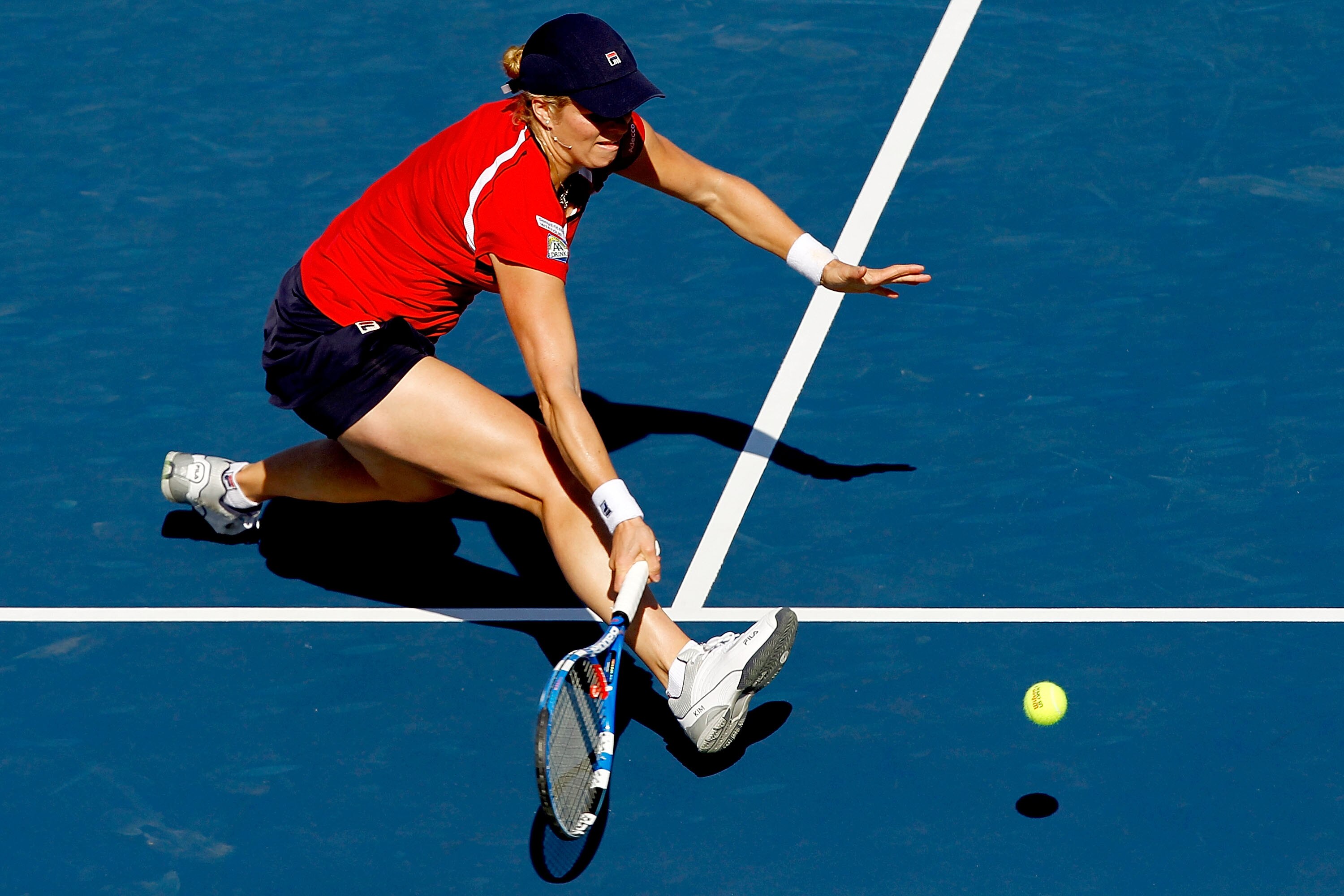 MONTREAL, QC - AUGUST 20:  Kim Clijsters of Belgium returns a shot to Vera Zvonareva of Russia during the Rogers Cup at Stade Uniprix on August 20, 2010 in Montreal, Canada.  (Photo by Matthew Stockman/Getty Images)