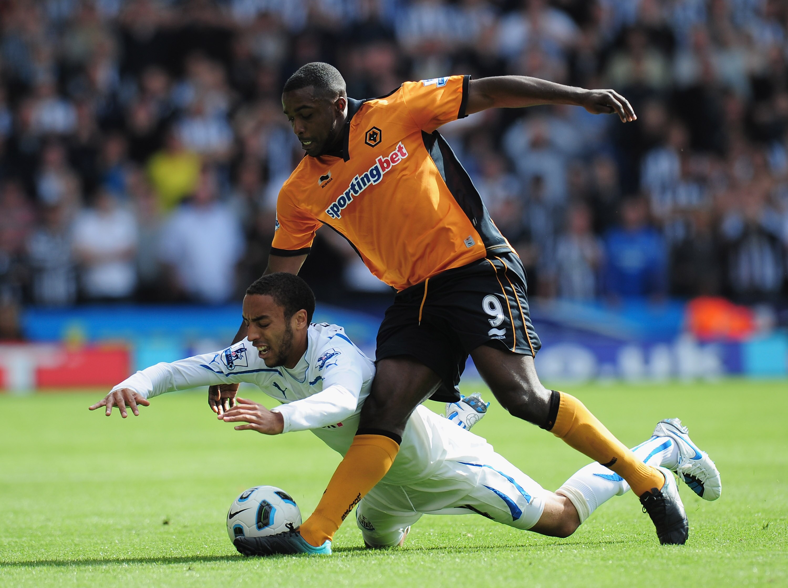 WOLVERHAMPTON, ENGLAND - AUGUST 28:  Sylvan Ebanks-Blake of Woverhampton Wanderers (R) competes with James Perch of Newcastle United during the Barclays Premier League match between Wolverhampton Wanderers and Newcastle United at Molineux on August 28, 20