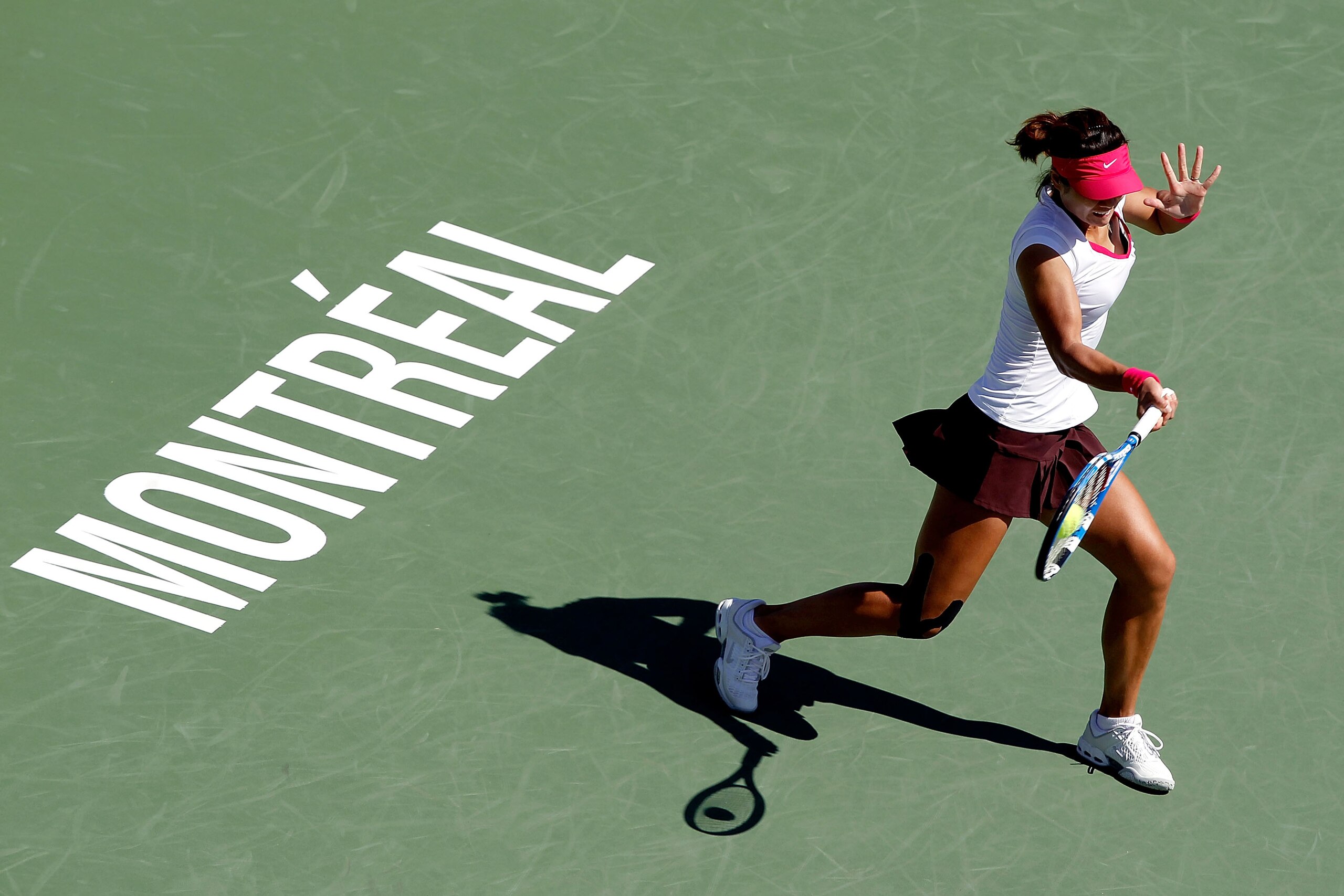 MONTREAL, QC - AUGUST 19: Na Li of China returns a shot to Victoria Azarenka of Belarus during the Rogers Cup at Stade Uniprix on August 19, 2010 in Montreal, Canada.  (Photo by Matthew Stockman/Getty Images)