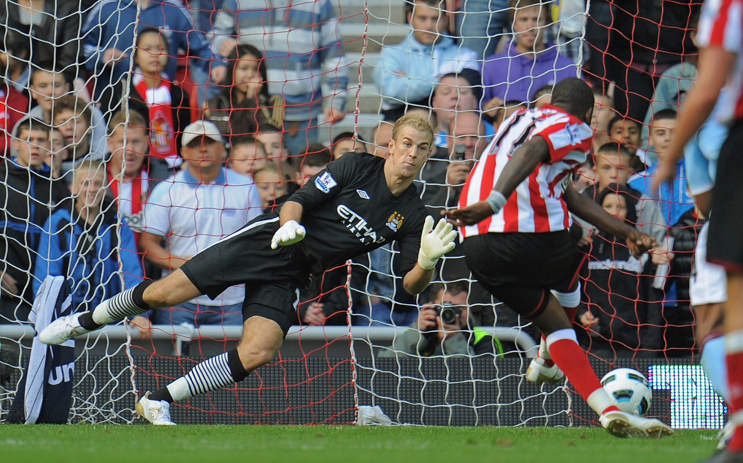 SUNDERLAND, ENGLAND - AUGUST 29: Darren Bent of Sunderland scores a penalty past Joe Hart of Manchester City during the Barclays Premier League match between Sunderland and Manchester City at the Stadium of Light on August 29, 2010 in Sunderland, England.