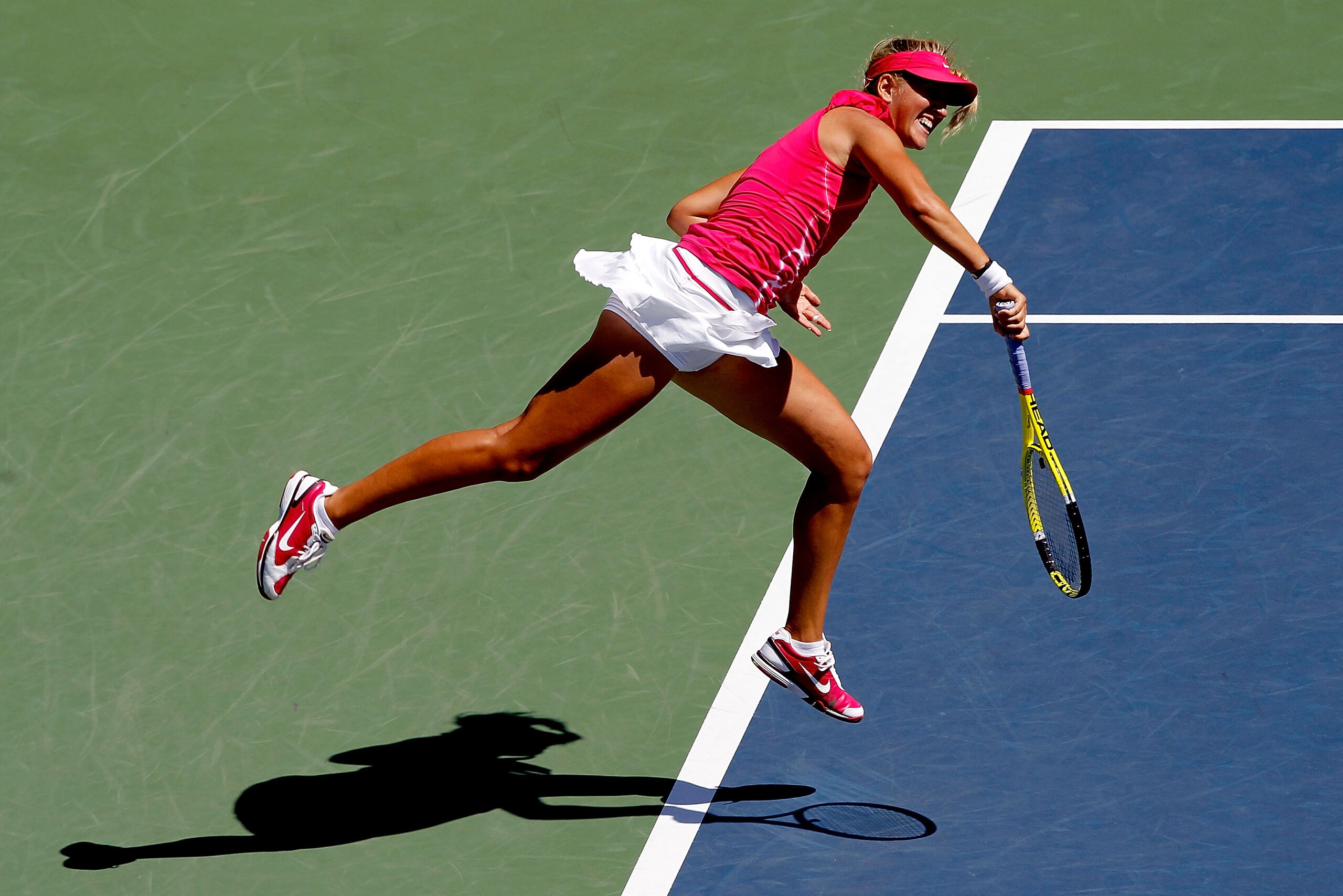 MONTREAL, QC - AUGUST 19:  Victoria Azarenka of Belarus serves to Na Li of China during the Rogers Cup at Stade Uniprix on August 19, 2010 in Montreal, Canada.  (Photo by Matthew Stockman/Getty Images)