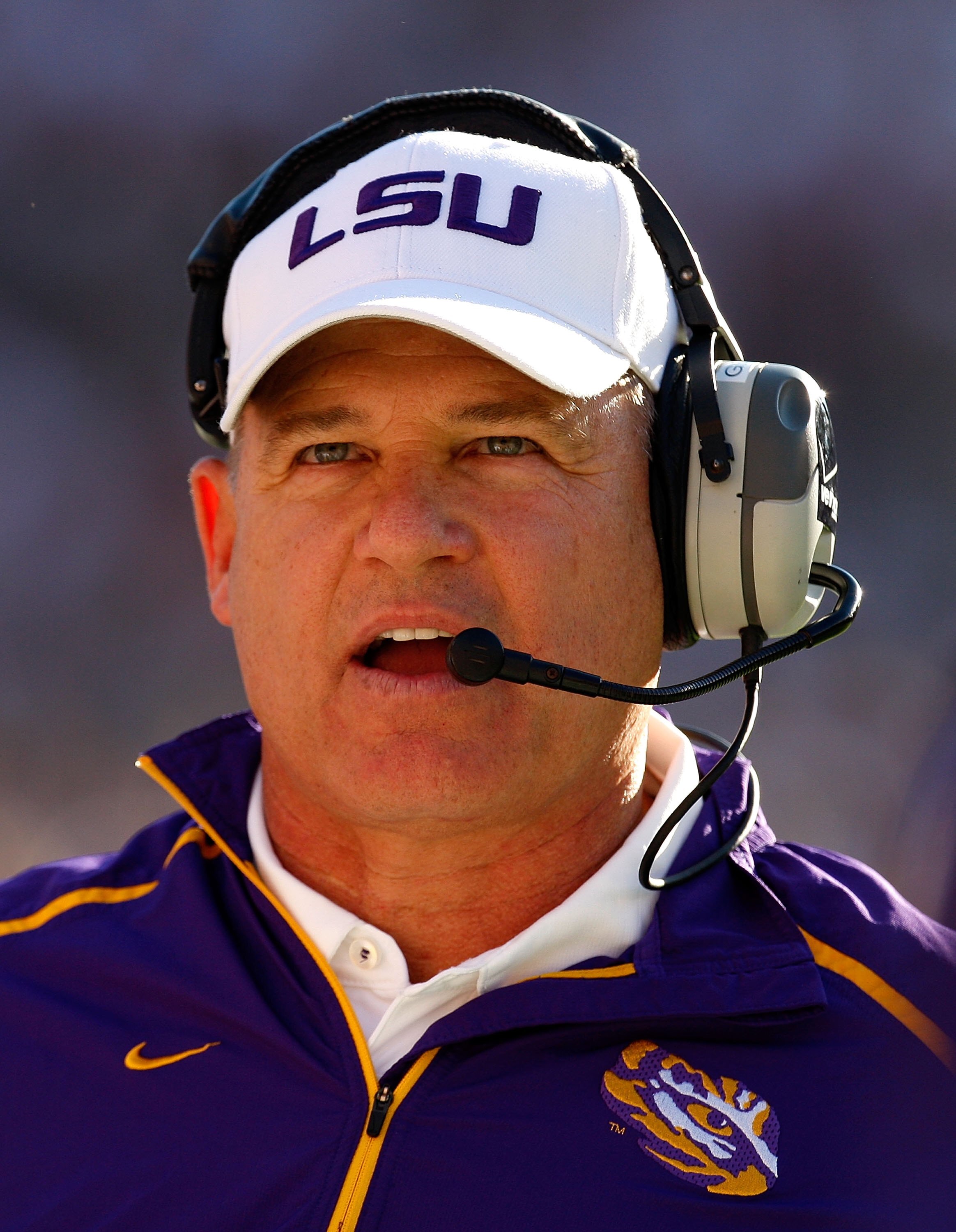 TUSCALOOSA, AL - NOVEMBER 07:  Head coach Les Miles of the Louisiana State University Tigers against the Alabama Crimson Tide at Bryant-Denny Stadium on November 7, 2009 in Tuscaloosa, Alabama.  (Photo by Kevin C. Cox/Getty Images)