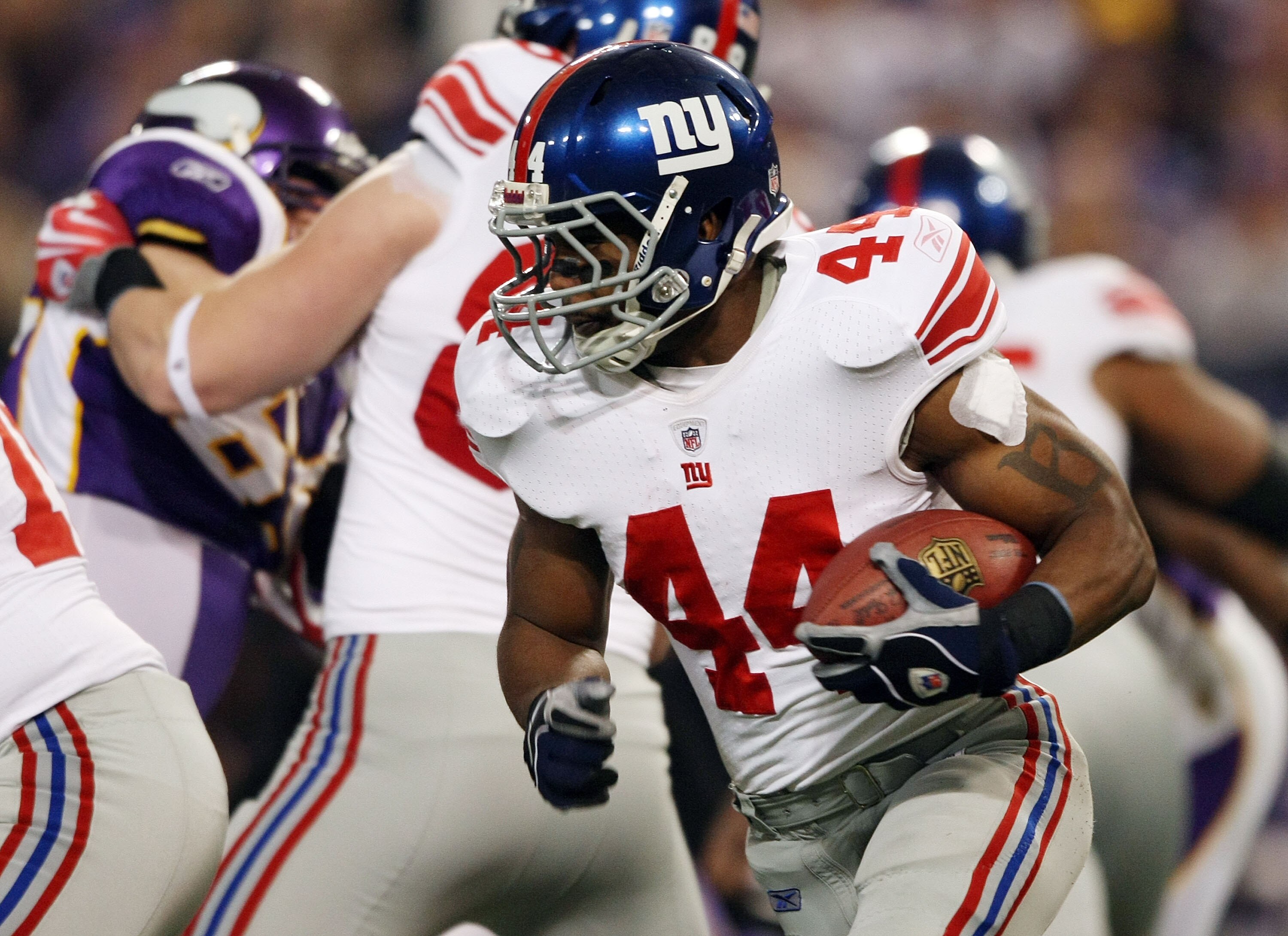 MINNEAPOLIS - JANUARY 03:  Ahmad Bradshaw #44 of the New York Giants carries the ball in the first quarter against the Minnesota Vikings on January 3, 2010 at Hubert H. Humphrey Metrodome in Minneapolis, Minnesota.  (Photo by Elsa/Getty Images)