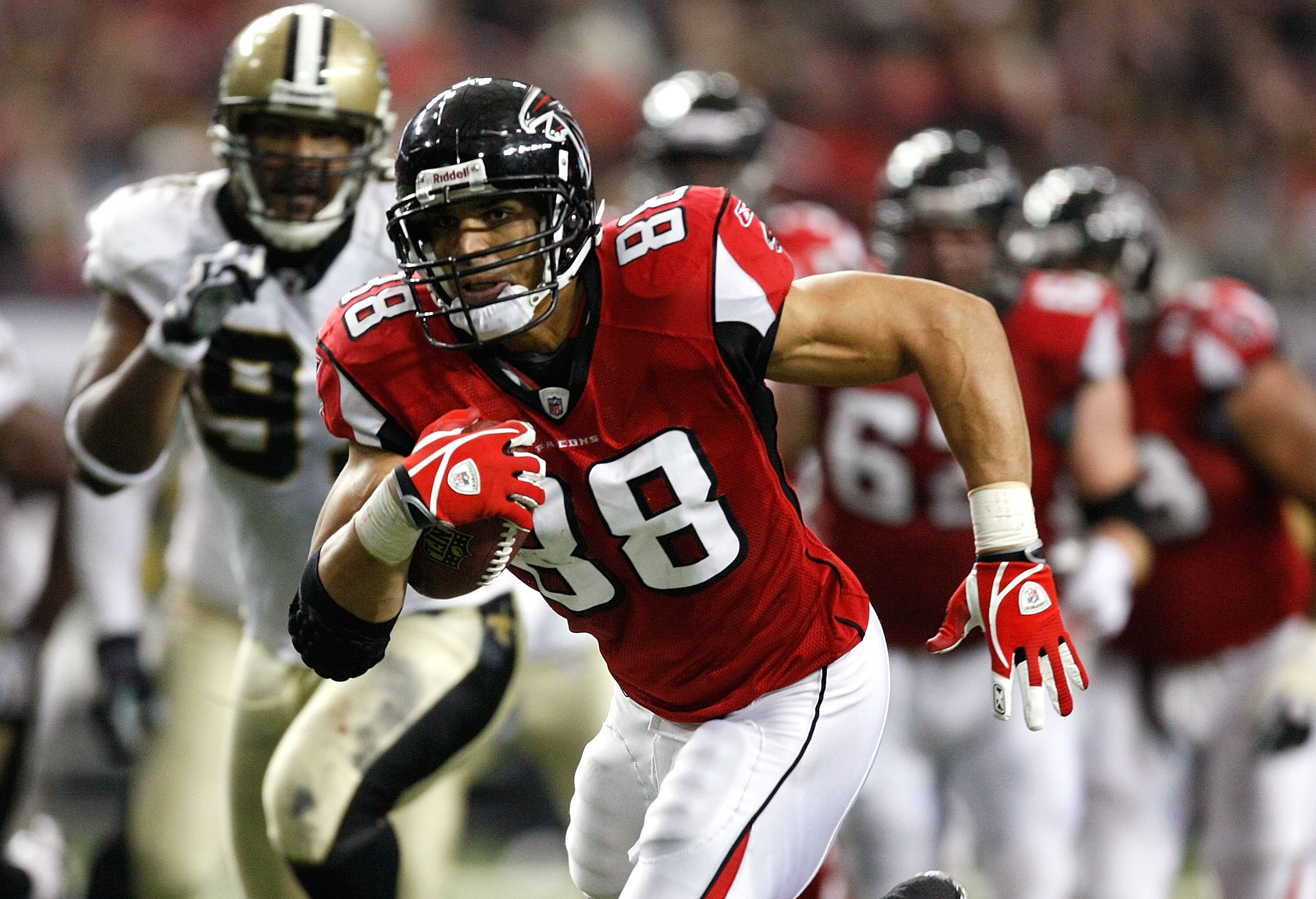ATLANTA - DECEMBER 13:  Tony Gonzalez #88 of the Atlanta Falcons against the New Orleans Saints at Georgia Dome on December 13, 2009 in Atlanta, Georgia.  (Photo by Kevin C. Cox/Getty Images)