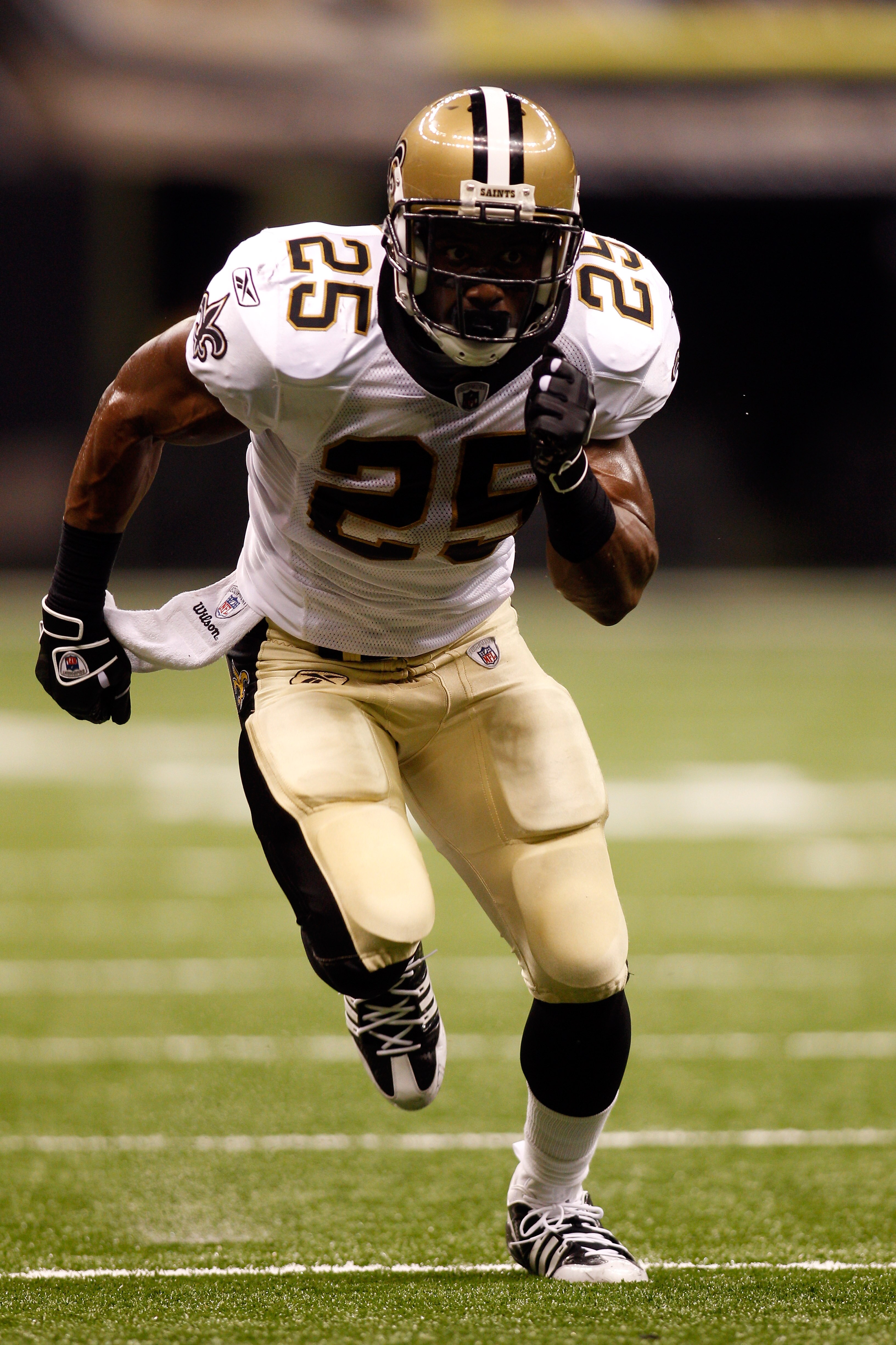 NEW ORLEANS - AUGUST 21:  Reggie Bush #25 of the New Orleans Saints in action against the Houston Texans at the Louisiana Superdome on August 21, 2010 in New Orleans, Louisiana.  (Photo by Chris Graythen/Getty Images)