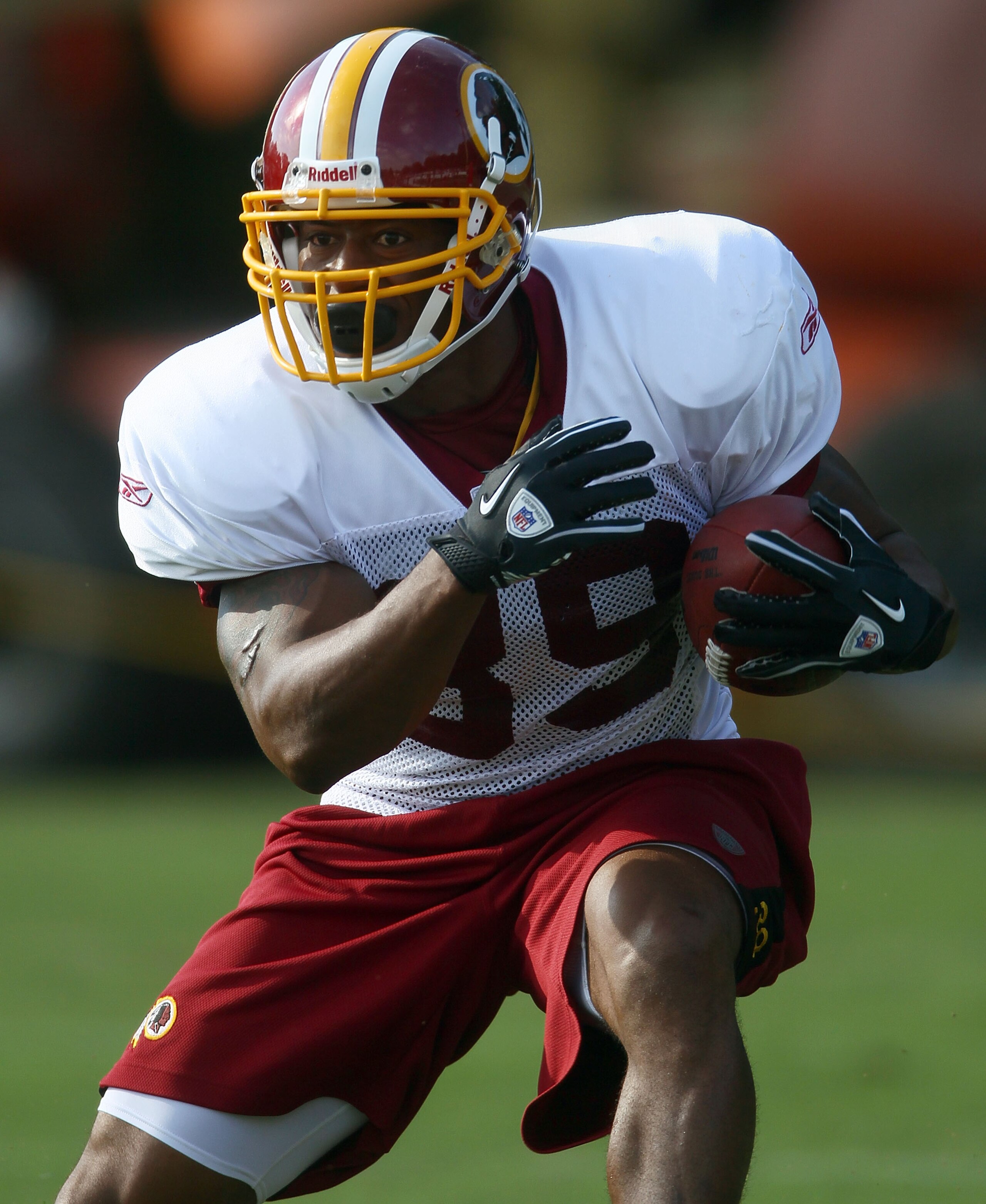 ASHBURN, VA - JULY 30:  Running back Willie Parker #39 of the Washington Redskins carries the ball during drills on the second day of training camp July 30, 2010 in Ashburn, Virginia.  (Photo by Win McNamee/Getty Images)