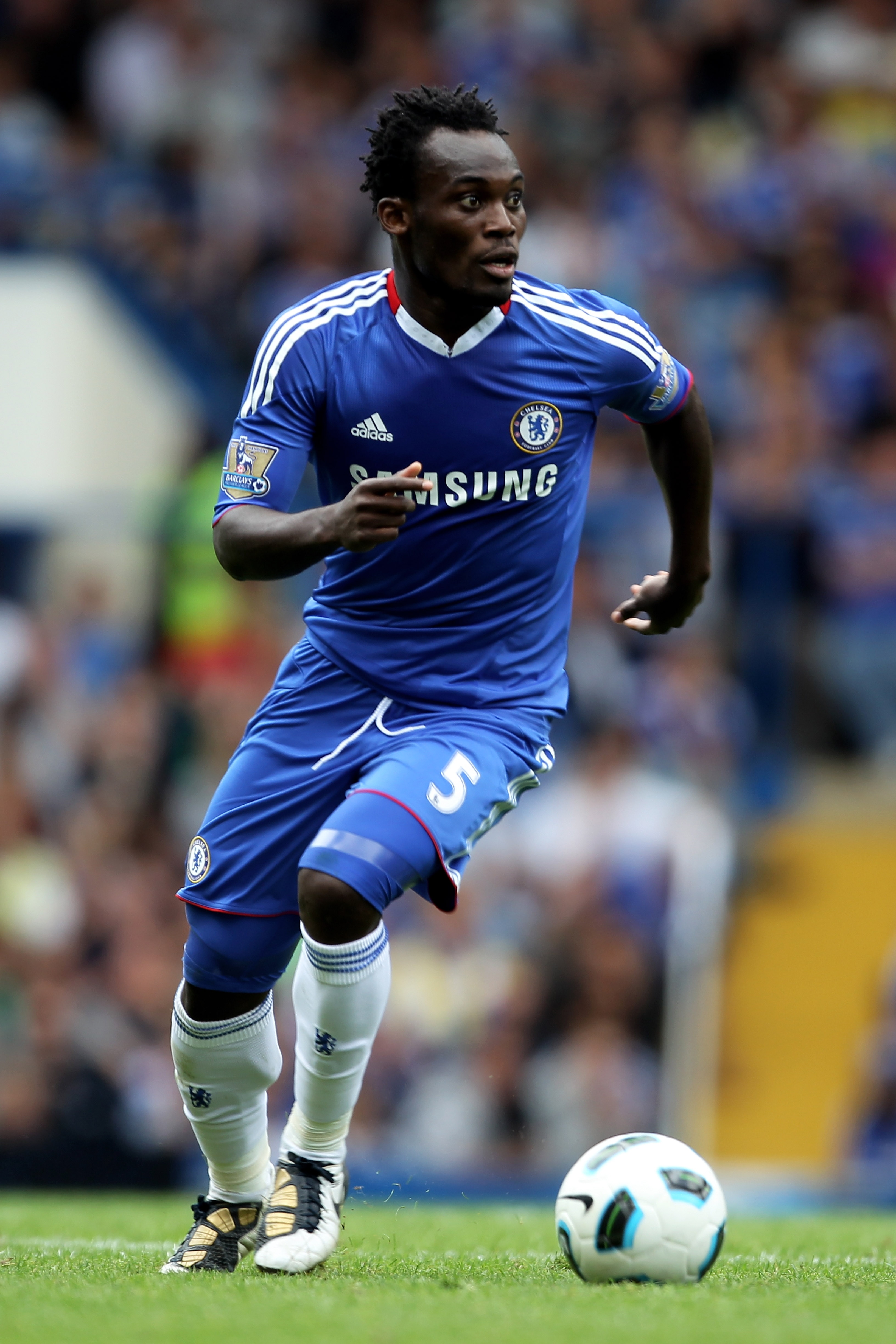 LONDON, ENGLAND - AUGUST 28:  Michael Essien of Chelsea runs with the ball during the Barclays Premier League match between Chelsea and Stoke City at Stamford Bridge on August 28, 2010 in London, England.  (Photo by Bryn Lennon/Getty Images)