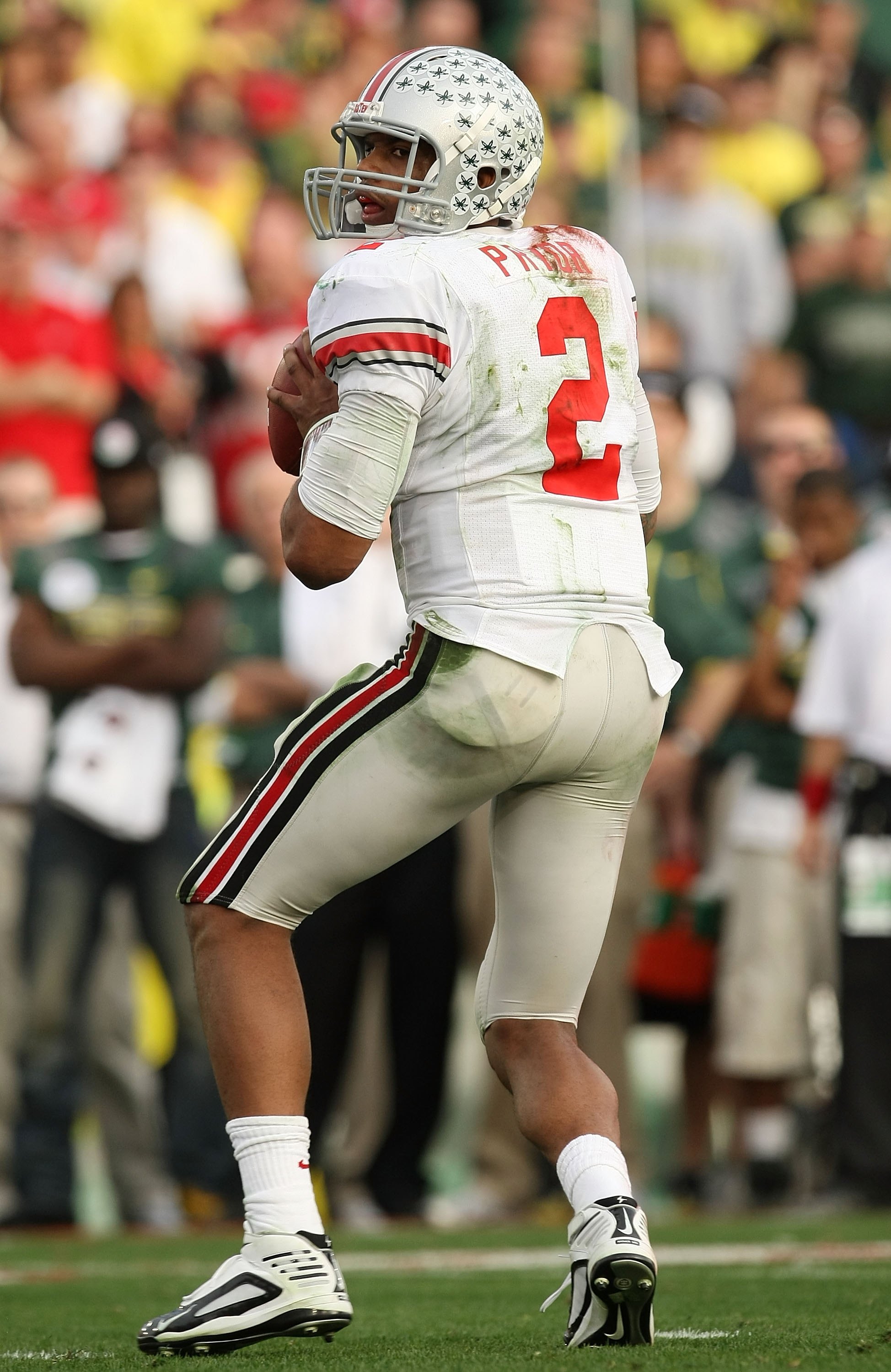 PASADENA, CA - JANUARY 01:  Quarterback Terrelle Pryor #2 of the Ohio State Buckeyes drops back to pass against the Oregon Ducks during the 96th Rose Bowl game on January 1, 2010 in Pasadena, California.  (Photo by Stephen Dunn/Getty Images)