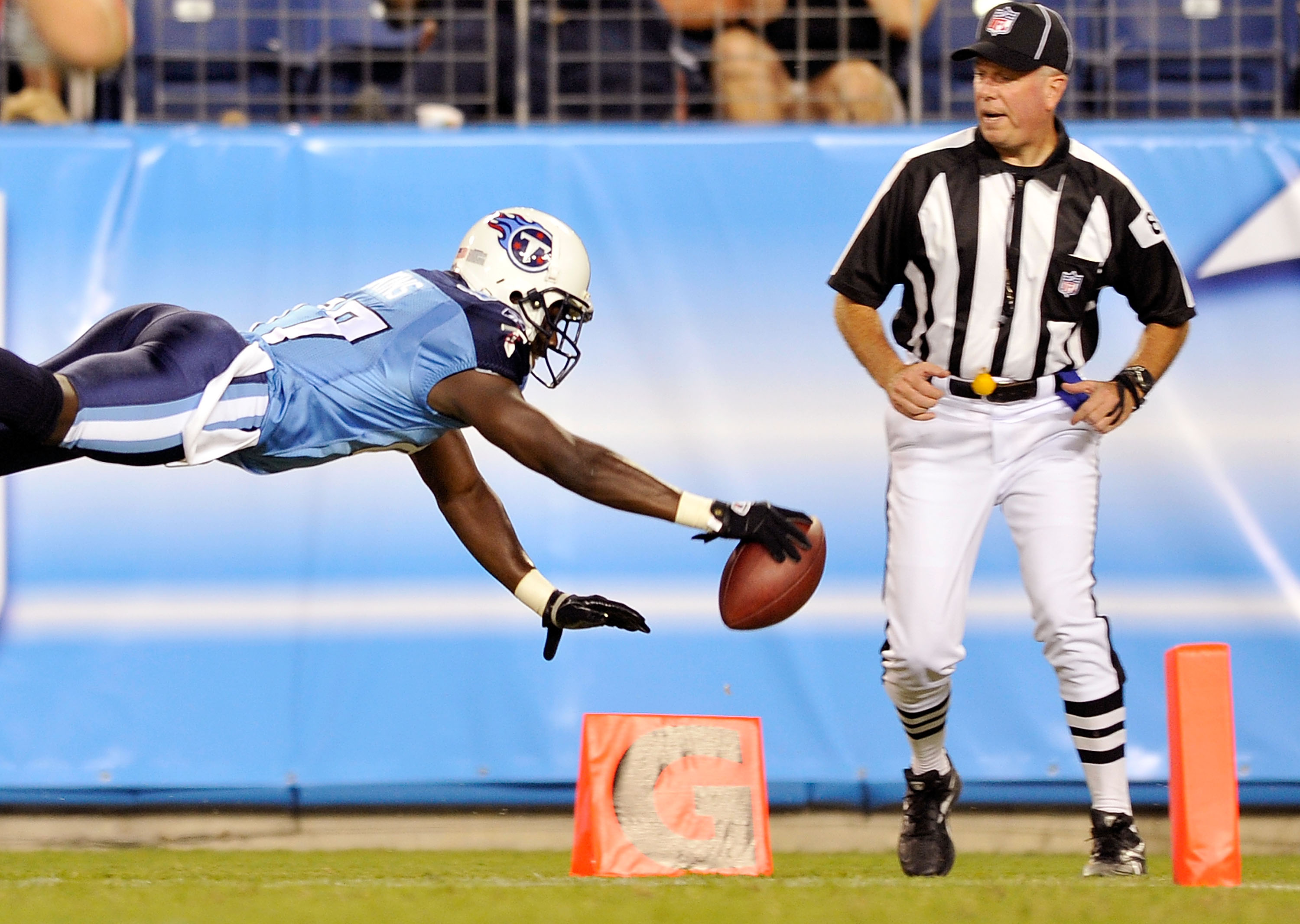 NASHVILLE, TN - AUGUST 23:  Lavelle Hawkins #87 of the Tennessee Titans rolls out of bound just short of the goal line during a preseason game against the Arizona Cardinals at LP Field on August 23, 2010 in Nashville, Tennessee. Tennessee defeated Arizona