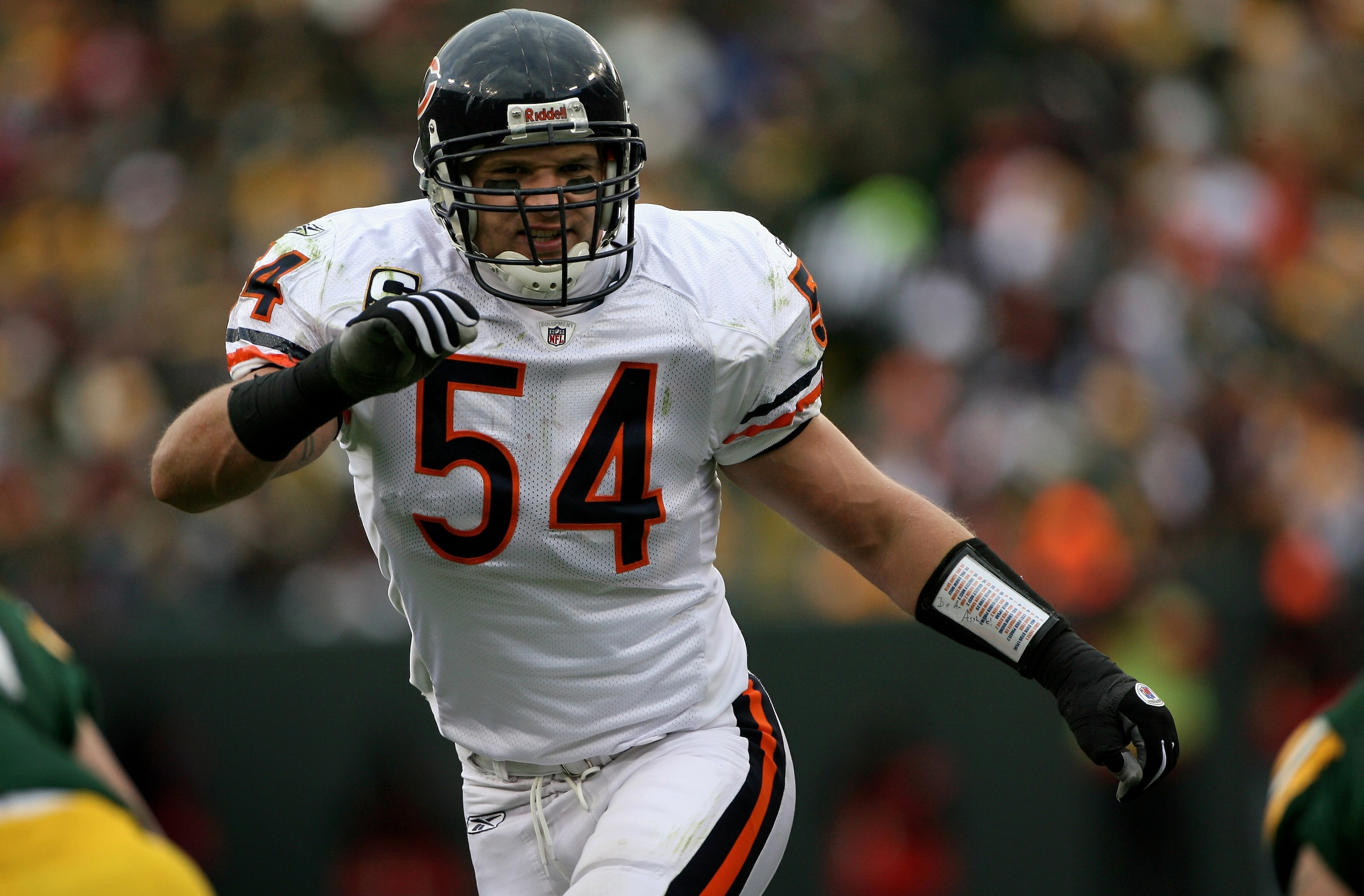GREEN BAY, WI - NOVEMBER 16:  Linebacker Brian Urlacher #54 of the Chicago Bears defends against the Green Bay Packers during NFL action at Lambeau Field on November 16, 2008 in Green Bay, Wisconsin. The Packers defeated the Bears 37-3.  (Photo by Doug Pe