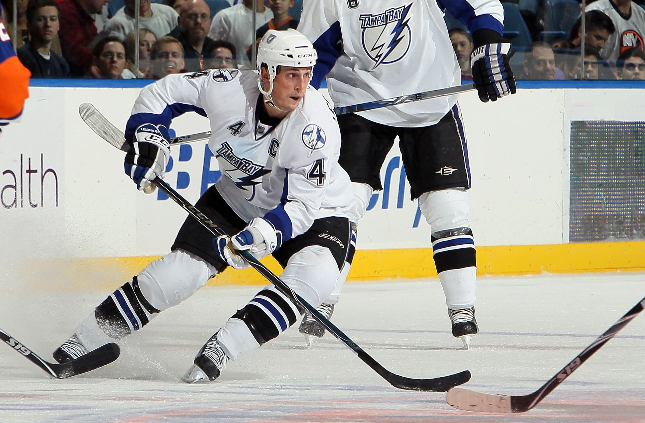 UNIONDALE, NY - FEBRUARY 13:  Vincent Lecavalier #4 of the Tampa Bay Lightning skates against the New York Islanders on February 13, 2010 at Nassau Coliseum in Uniondale, New York. The Isles defeated the Lightning 5-4.  (Photo by Jim McIsaac/Getty Images)