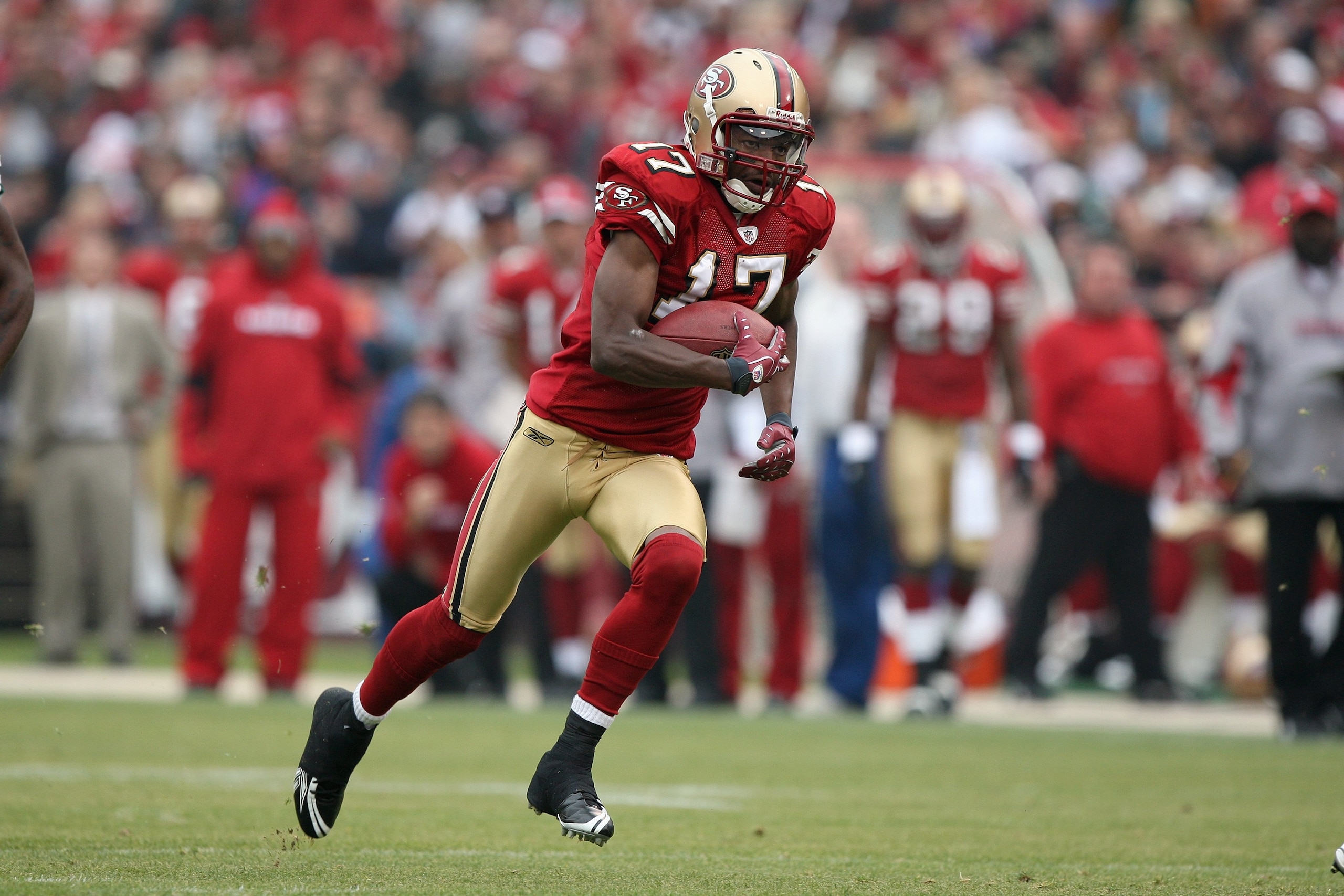 SAN FRANCISCO - DECEMBER 07:  Dominique Zeigler #17 of the San Francisco 49ers carries the ball against the New York Jets during an NFL game on December 7, 2008 at Candlestick Park in San Francisco, California. (Photo by Jed Jacobsohn/Getty Images)