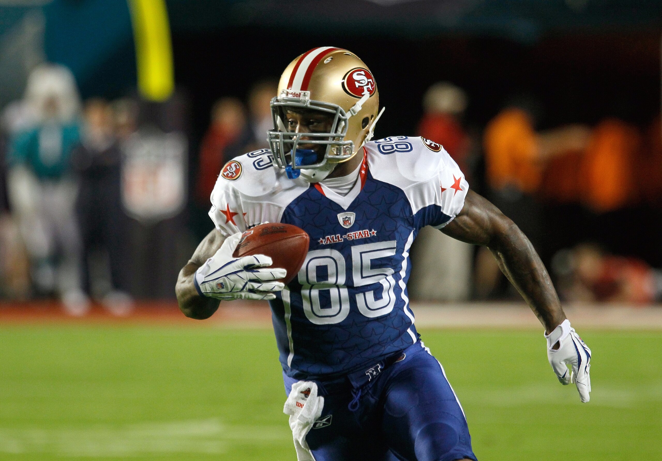 MIAMI GARDENS, FL - JANUARY 31:  Vernon Davis #85 of the NFC's San Francisco 49ers runs with the ball during the 2010 AFC-NFC Pro Bowl game at Sun Life Stadium on January 31, 2010 in Miami Gardens, Florida. The AFC defeated the NFC 41-34. (Photo by Scott 