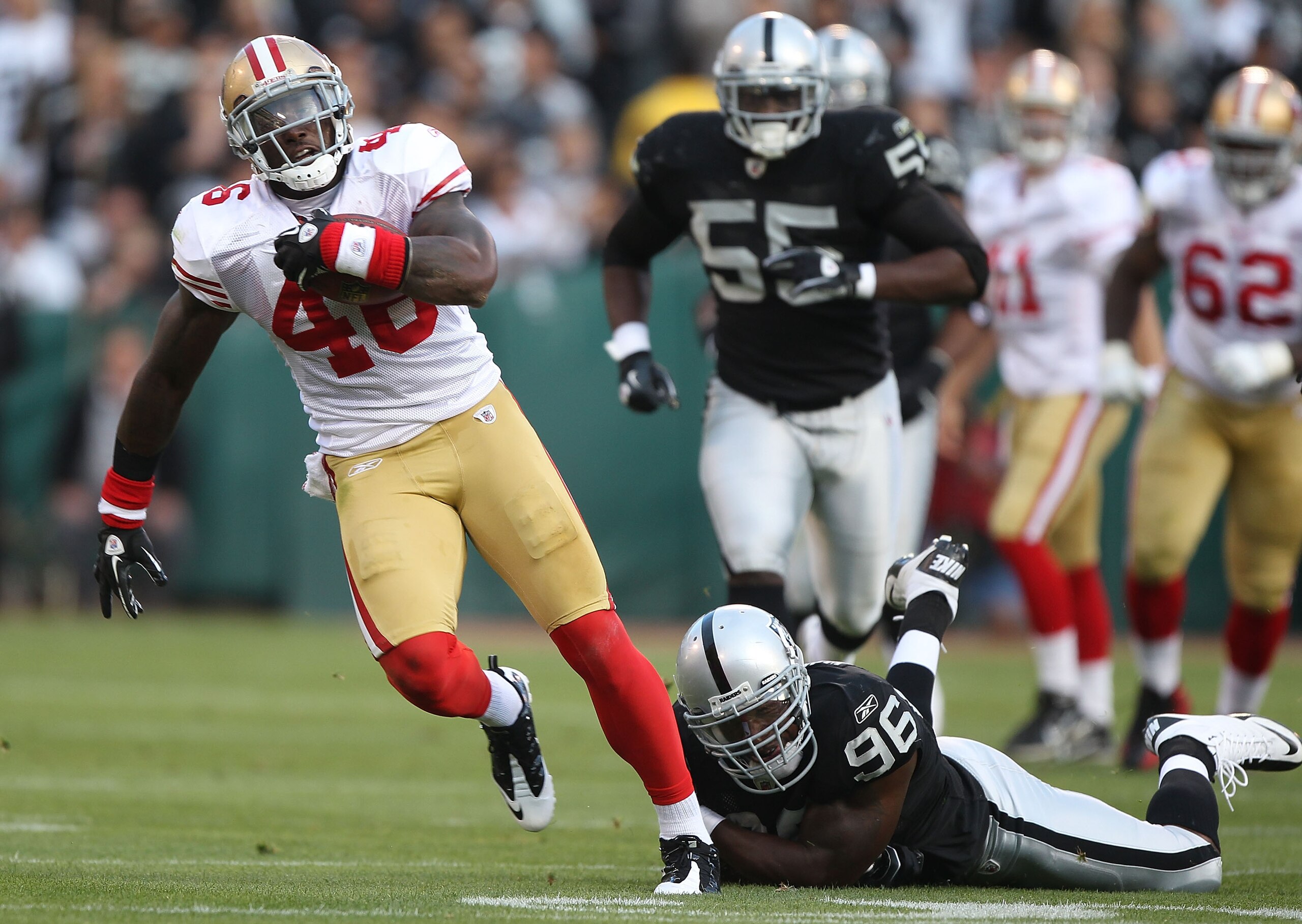 OAKLAND, CA - AUGUST 28:  Kamerion Wimbley #96 of the Oakland Raiders attempts to tackle Delanie Walker #46 of the San Francisco 49ers during an NFL preseason game at Oakland-Alameda County Coliseum on August 28, 2010 in Oakland, California. (Photo by Jed