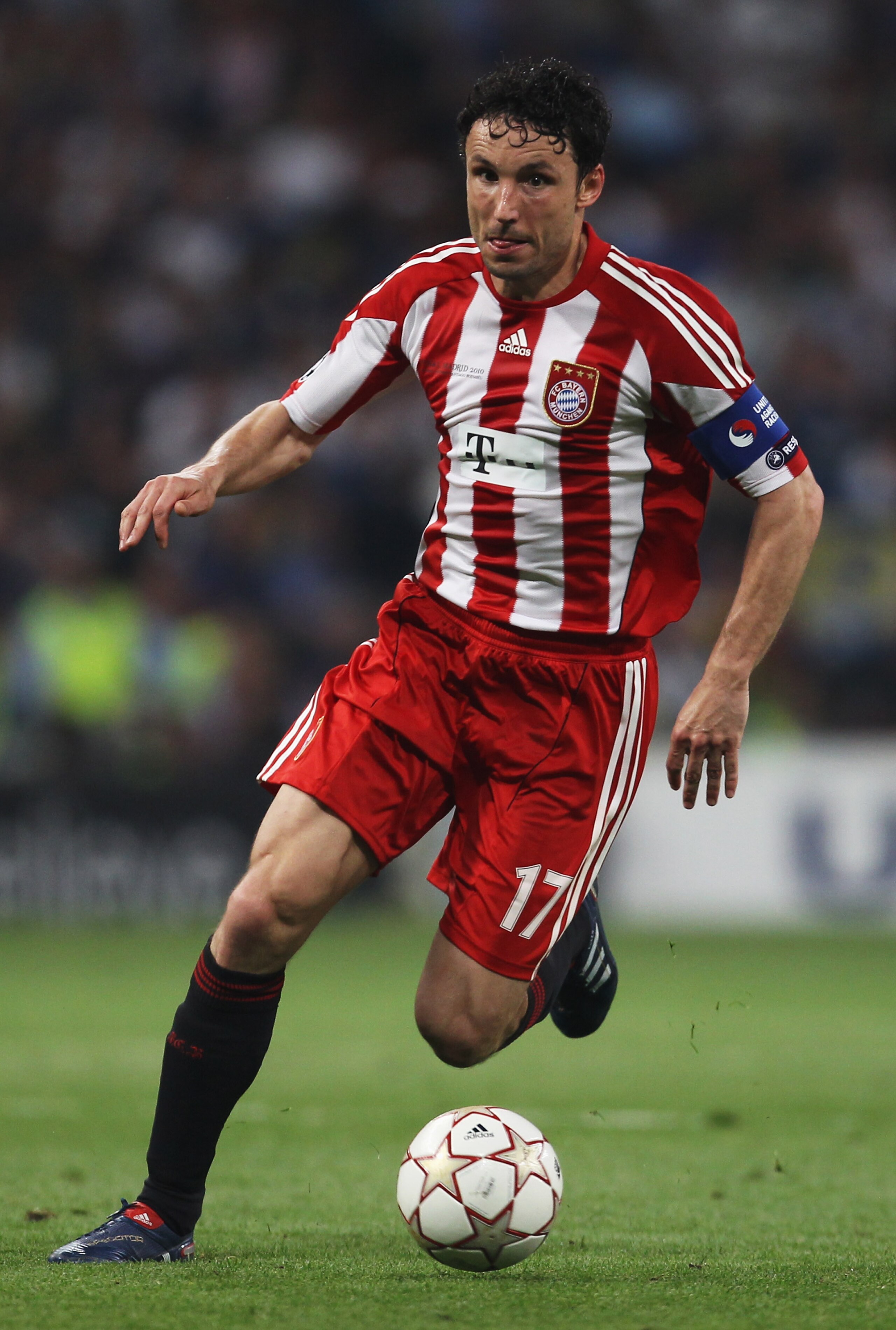 MADRID, SPAIN - MAY 22:  Mark van Bommel of Bayern Munich in action during the UEFA Champions League Final match between FC Bayern Muenchen and Inter Milan at the Estadio Santiago Bernabeu on May 22, 2010 in Madrid, Spain.  (Photo by Alex Livesey/Getty Im