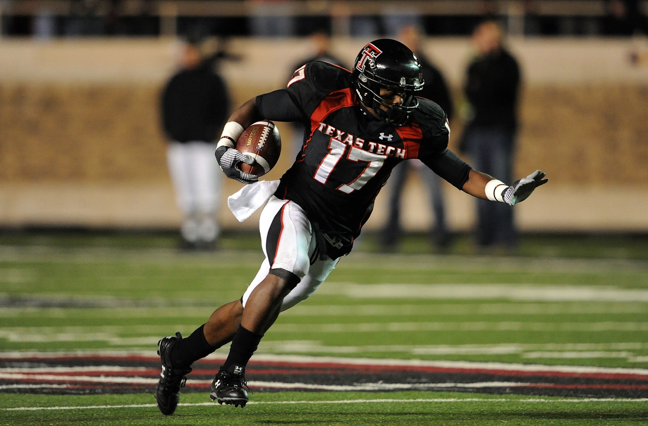 LUBBOCK, TX - NOVEMBER 08:  Wide receiver Detron Lewis #17 of the Texas Tech Red Raiders during play against the Oklahoma State Cowboys at Jones AT&T Stadium on November 8, 2008 in Lubbock, Texas.  (Photo by Ronald Martinez/Getty Images)