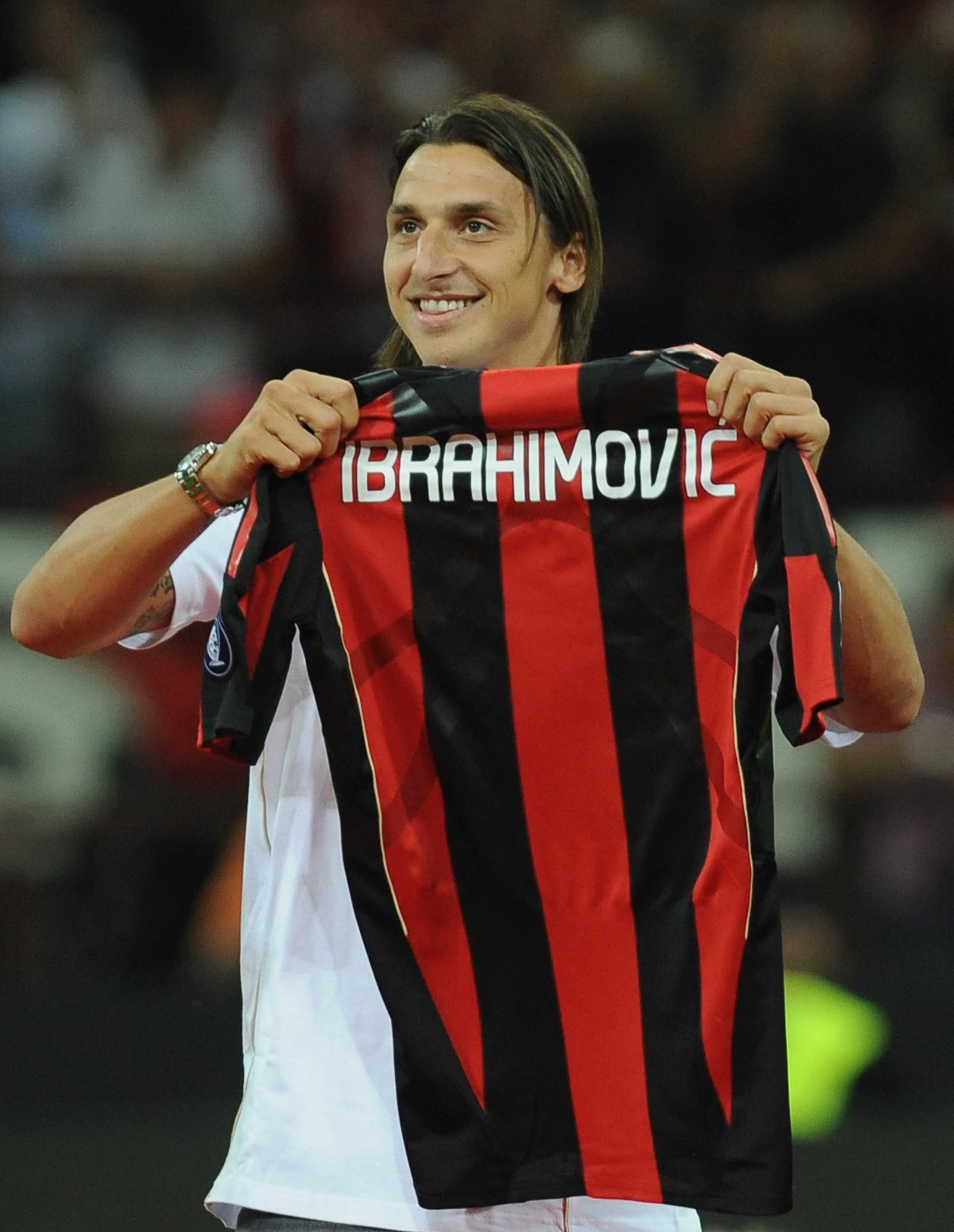 MILAN, ITALY - AUGUST 29:  New signing Zlatan Ibrahimovic holds up his shirt during the Serie A match between AC Milan and Lecce at Stadio Giuseppe Meazza on August 29, 2010 in Milan, Italy.  (Photo by Valerio Pennicino/Getty Images)