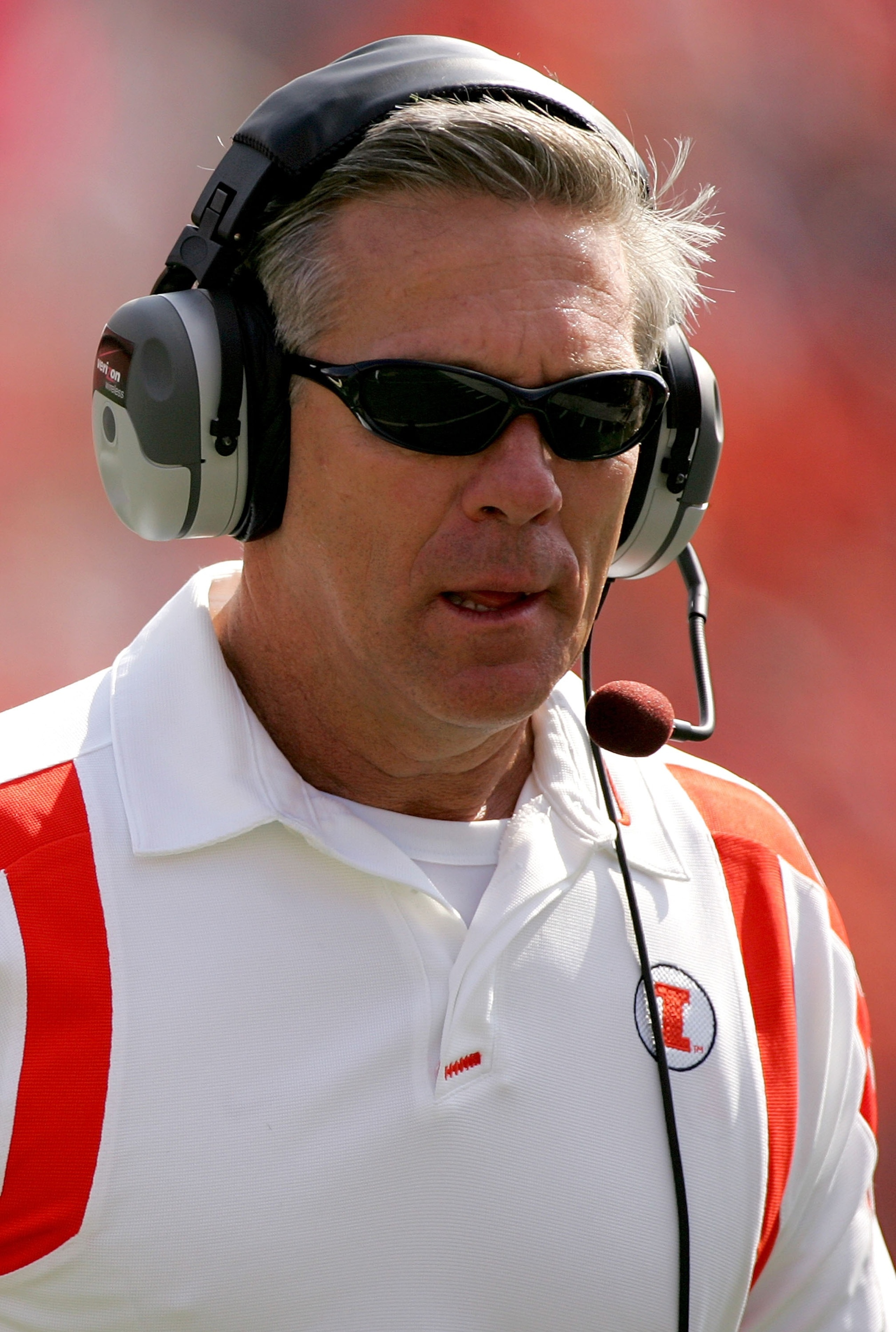 CHAMPAIGN, IL - OCTOBER 06:  Head coach Ron Zook of the Illinois Fighting Illini on the sidelines against the Wisconsin Badgers October 6, 2007 at Memorial Stadium in Champaign, Illinois.  (Photo by Matthew Stockman/Getty Images)