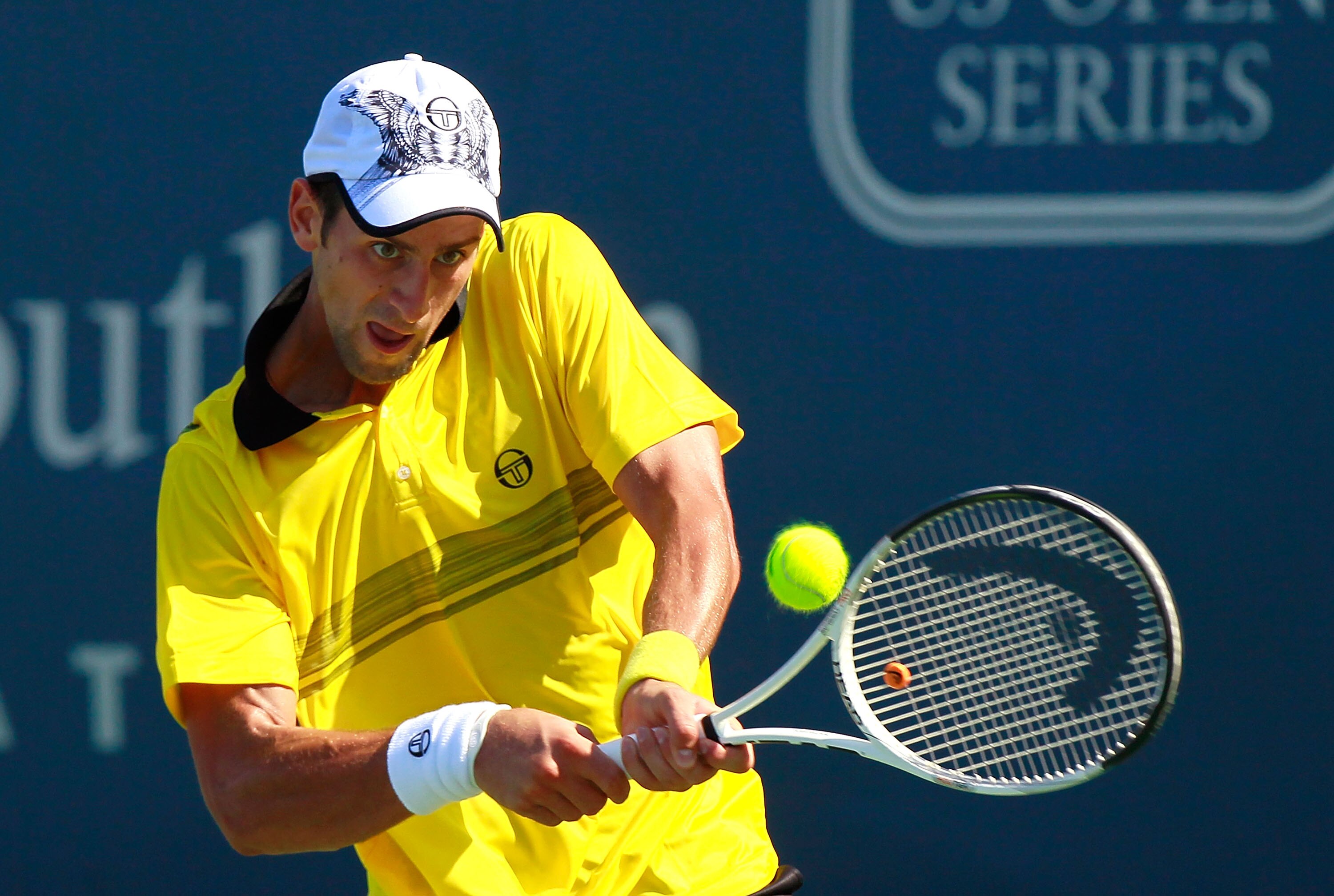 CINCINNATI - AUGUST 20:  Novak Djokovic of Serbia returns a backhand to Andy Roddick during Day 5 of the Western & Southern Financial Group Masters at the Lindner Family Tennis Center on August 20, 2010 in Cincinnati, Ohio.  (Photo by Kevin C. Cox/Getty I