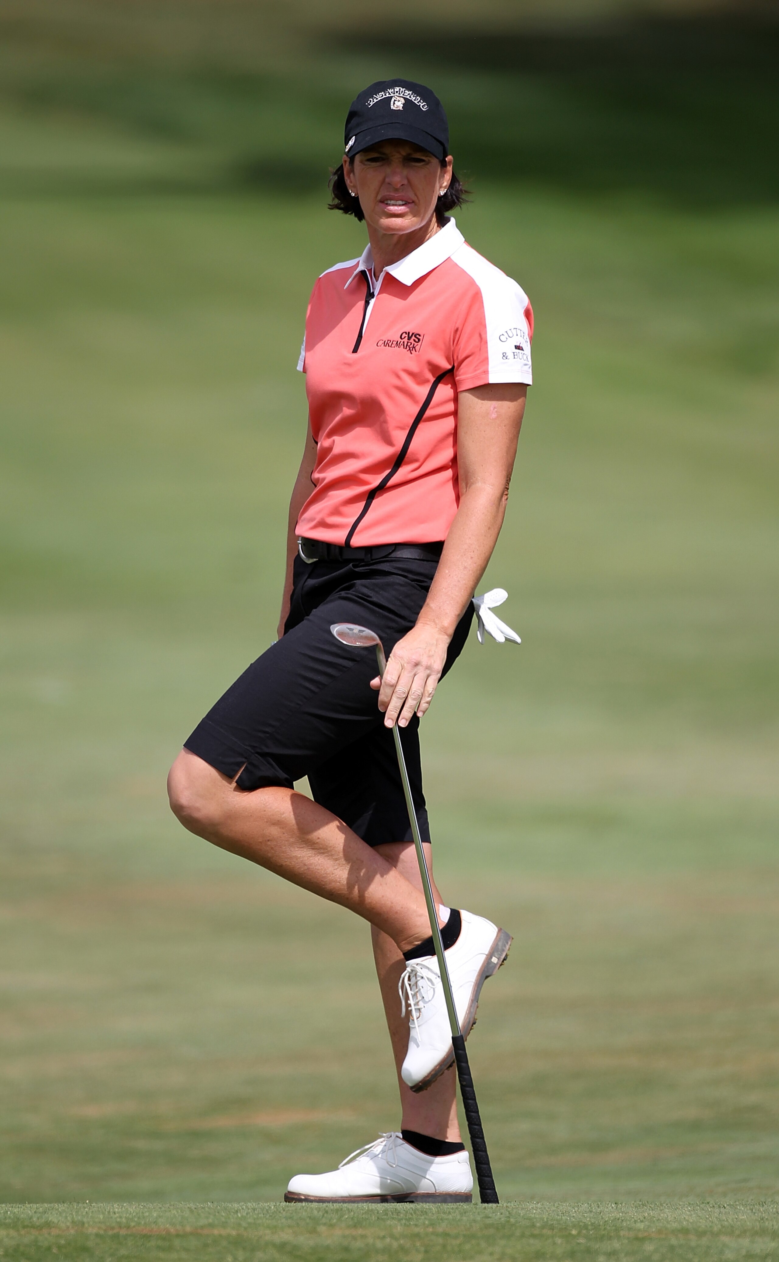 NORTH PLAINS, OR - AUGUST 21:  Juli Inkster watches her chip on  the 8th hole during the second round of the Safeway Classic at Pumpkin Ridge Golf Club on August 21, 2010 in North Plains, Oregon.  (Photo by Jonathan Ferrey/Getty Images)