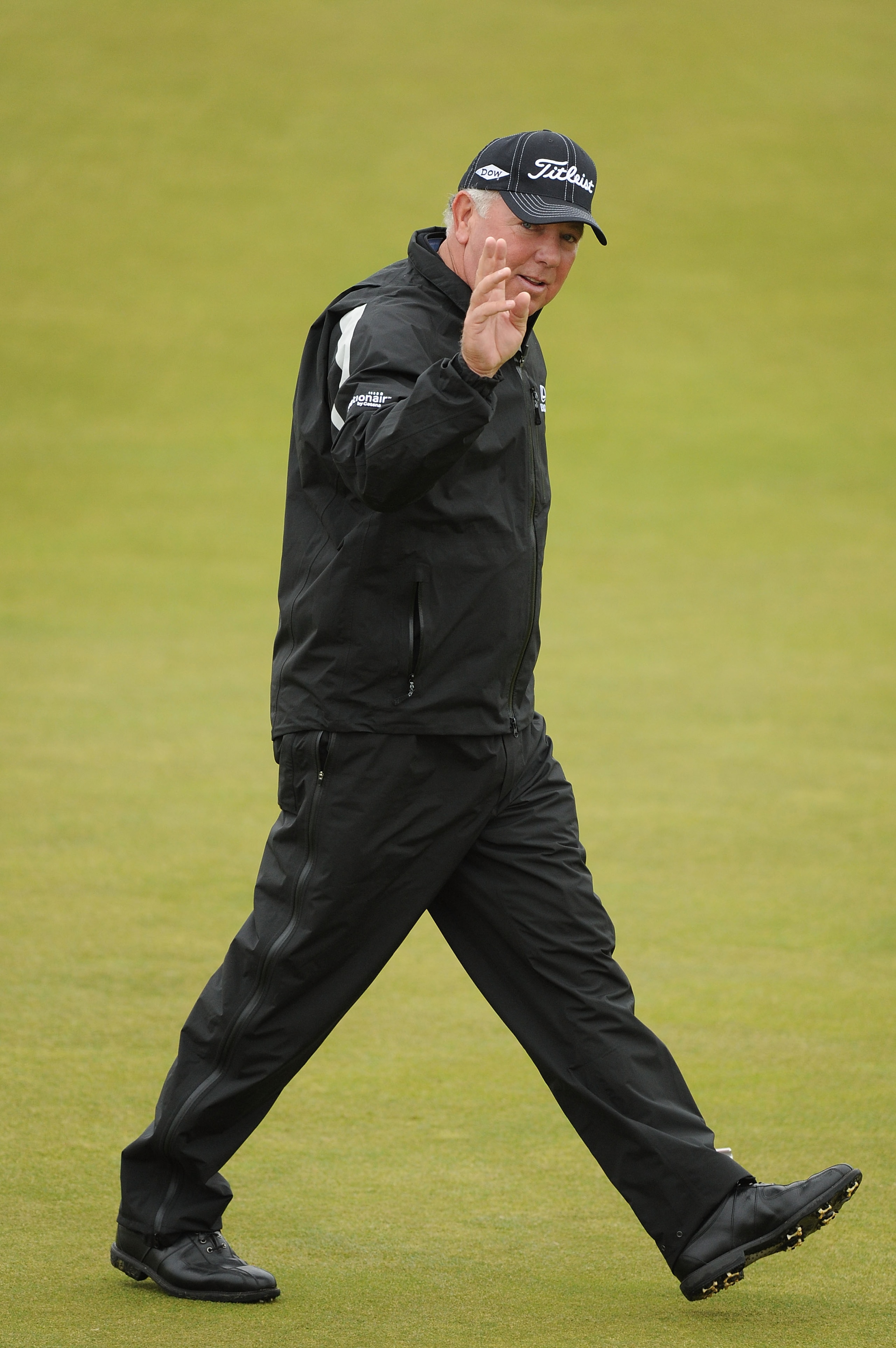 ST ANDREWS, SCOTLAND - JULY 15:  Mark O'Meara of the USA makes a birdie on the second hole during the first round of the 139th Open Championship on the Old Course, St Andrews on July 15, 2010 in St Andrews, Scotland.  (Photo by Harry How/Getty Images)