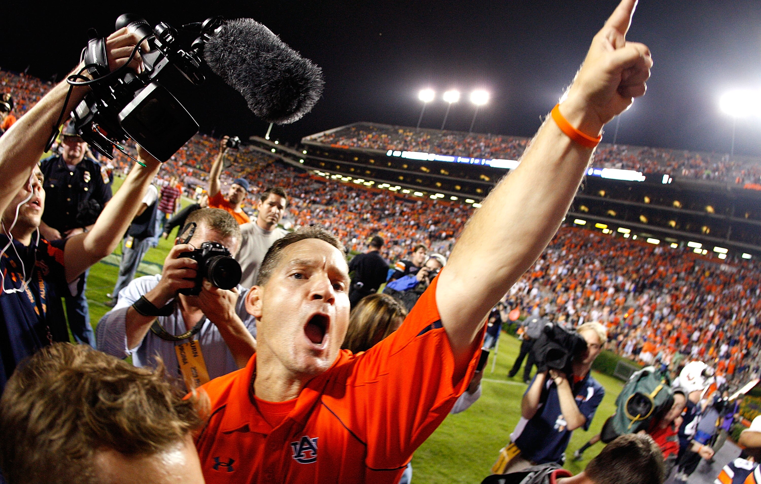 AUBURN, AL - SEPTEMBER 19:  Head coach Gene Chizik of the Auburn Tigers celebrates their 41-30 win over the West Virginia Mountaineers at Jordan-Hare Stadium on September 19, 2009 in Auburn, Alabama.  (Photo by Kevin C. Cox/Getty Images)