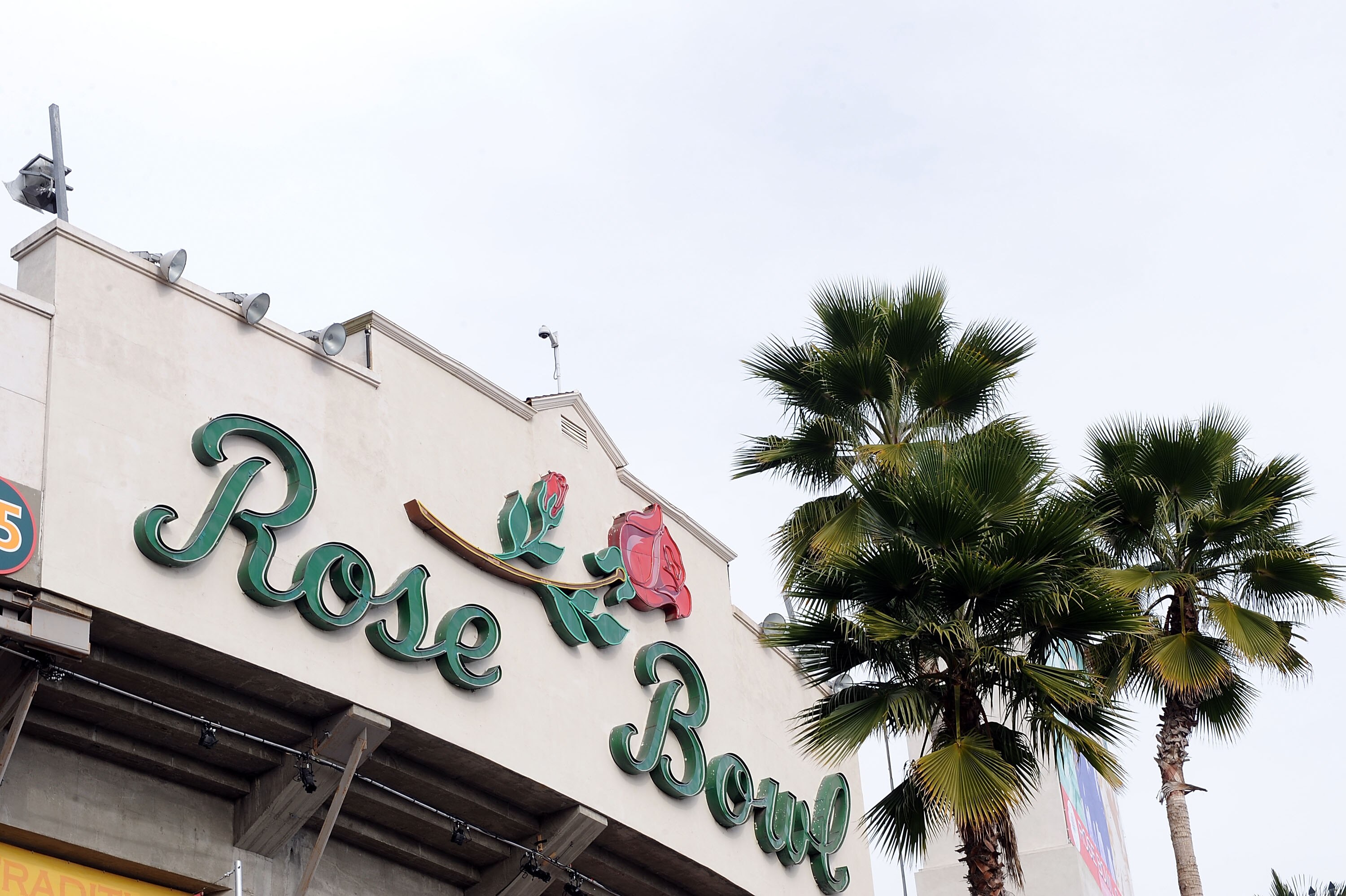 PASADENA, CA - JANUARY 01:  An exterior view of the 96th Rose Bowl game between the Oregon Ducks and the Ohio State Buckeyes on January 1, 2010 in Pasadena, California.  (Photo by Harry How/Getty Images)
