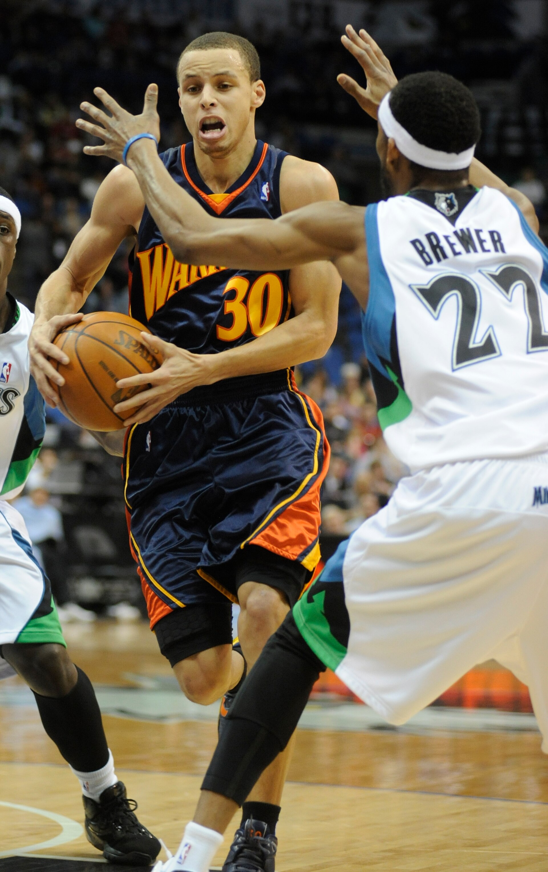 MINNEAPOLIS, MN - APRIL 7: Stephen Curry #30 of the Golden State Warriors drives to the basket in the first half against Corey Brewer #22 of the Minnesota Timberwolves during a basketball game at Target Center on April 7, 2010 in Minneapolis, Minnesota.  