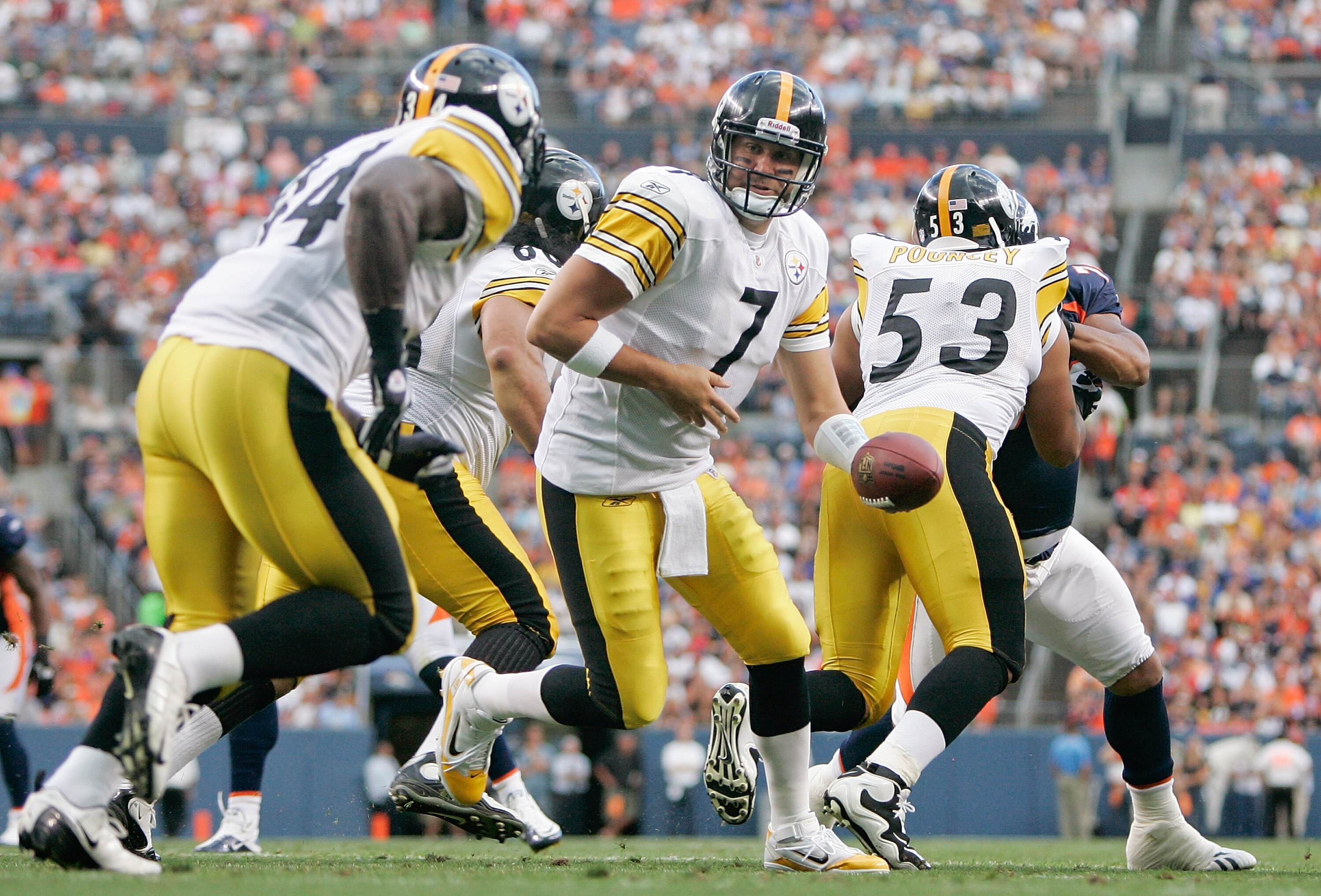 DENVER - AUGUST 29:  Quarterback Ben Roethlisberger #7 hands the ball off to running back Rashard Mendenhall #34 of the Pittsburgh Steelers in the first quarter against the Denver Broncos at INVESCO Field at Mile High on August 29, 2010 in Denver, Colorad