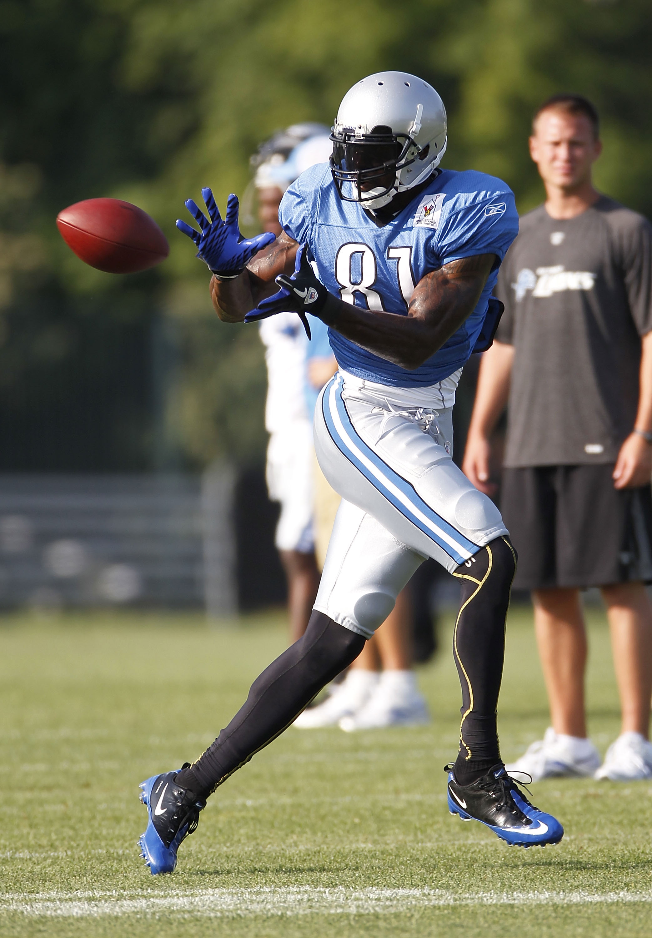 ALLEN PARK, MI - AUGUST 05:  Calvin Johnson #81 of the Detroit Lions catches a pass during training camp at the Detroit Lions Headquarters and Training Facility on August 5, 2010 in Allen Park, Michigan.  (Photo by Gregory Shamus/Getty Images)