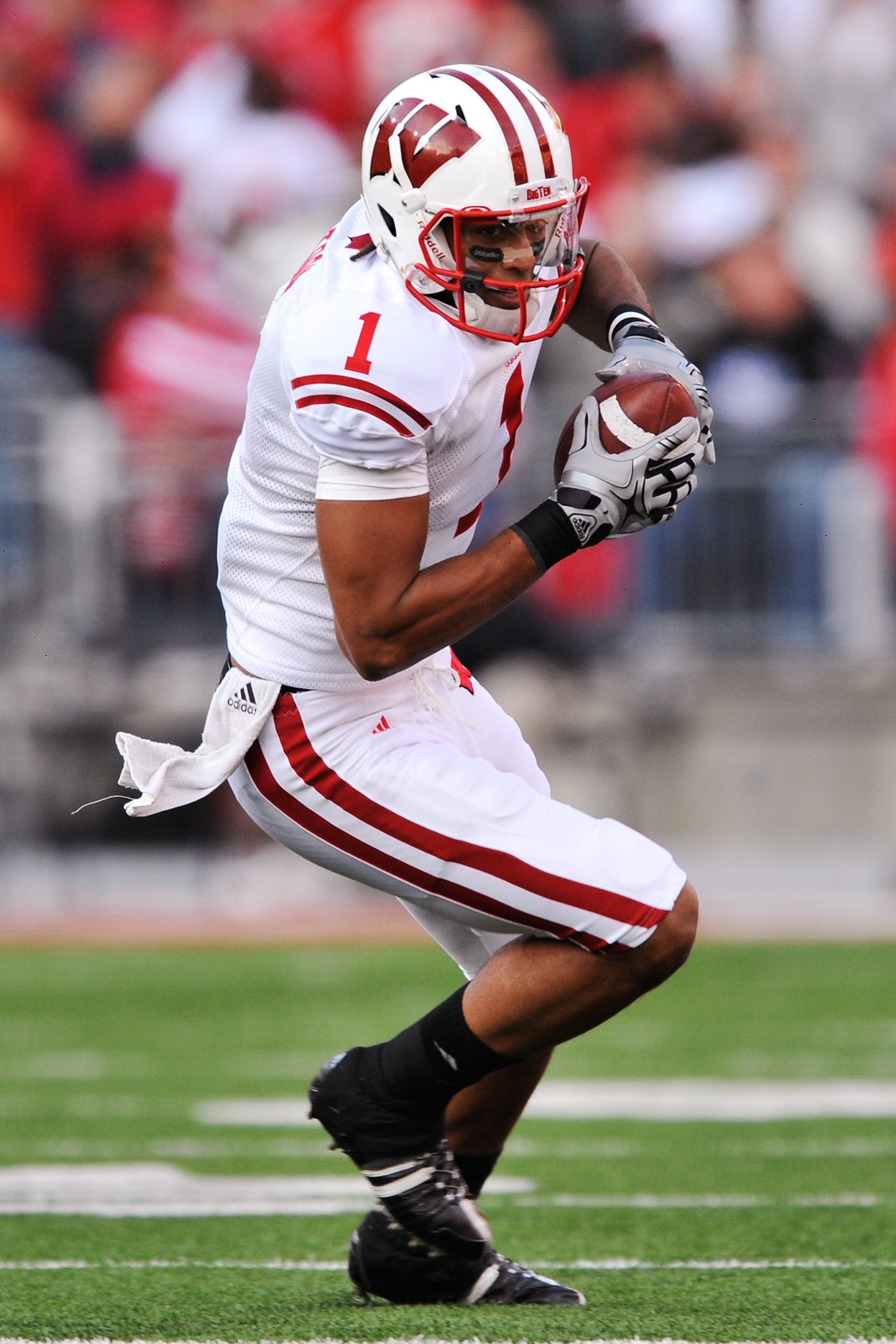 COLUMBUS, OH - OCTOBER 10:  Wide receiver Nick Toon #1 of the Wisconsin Badgers runs with the ball against the Ohio State Buckeyes at Ohio Stadium on October 10, 2009 in Columbus, Ohio.  (Photo by Jamie Sabau/Getty Images)