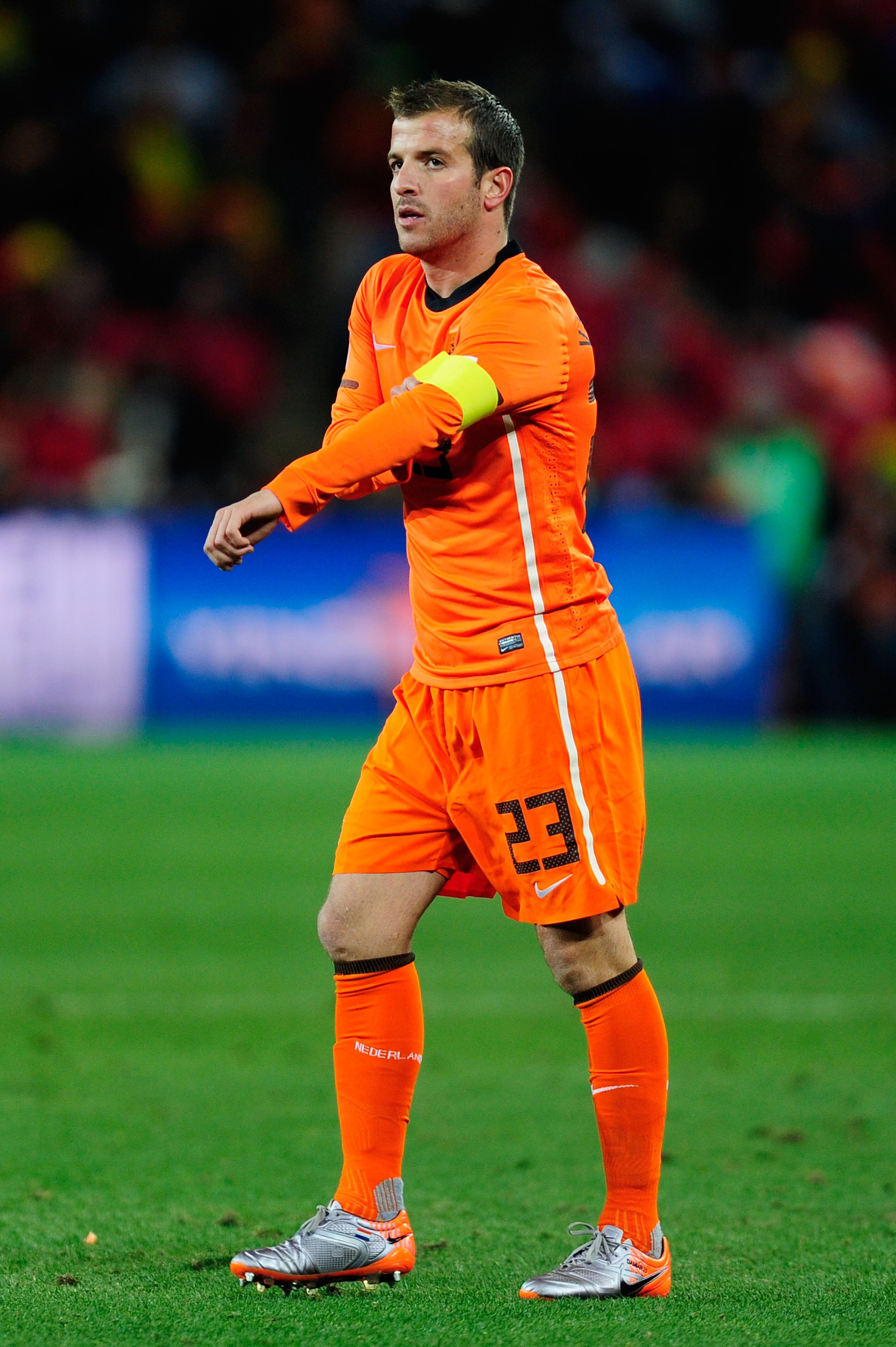 JOHANNESBURG, SOUTH AFRICA - JULY 11:  Rafael Van der Vaart of the Netherlands takes the captain's armband during the 2010 FIFA World Cup South Africa Final match between Netherlands and Spain at Soccer City Stadium on July 11, 2010 in Johannesburg, South
