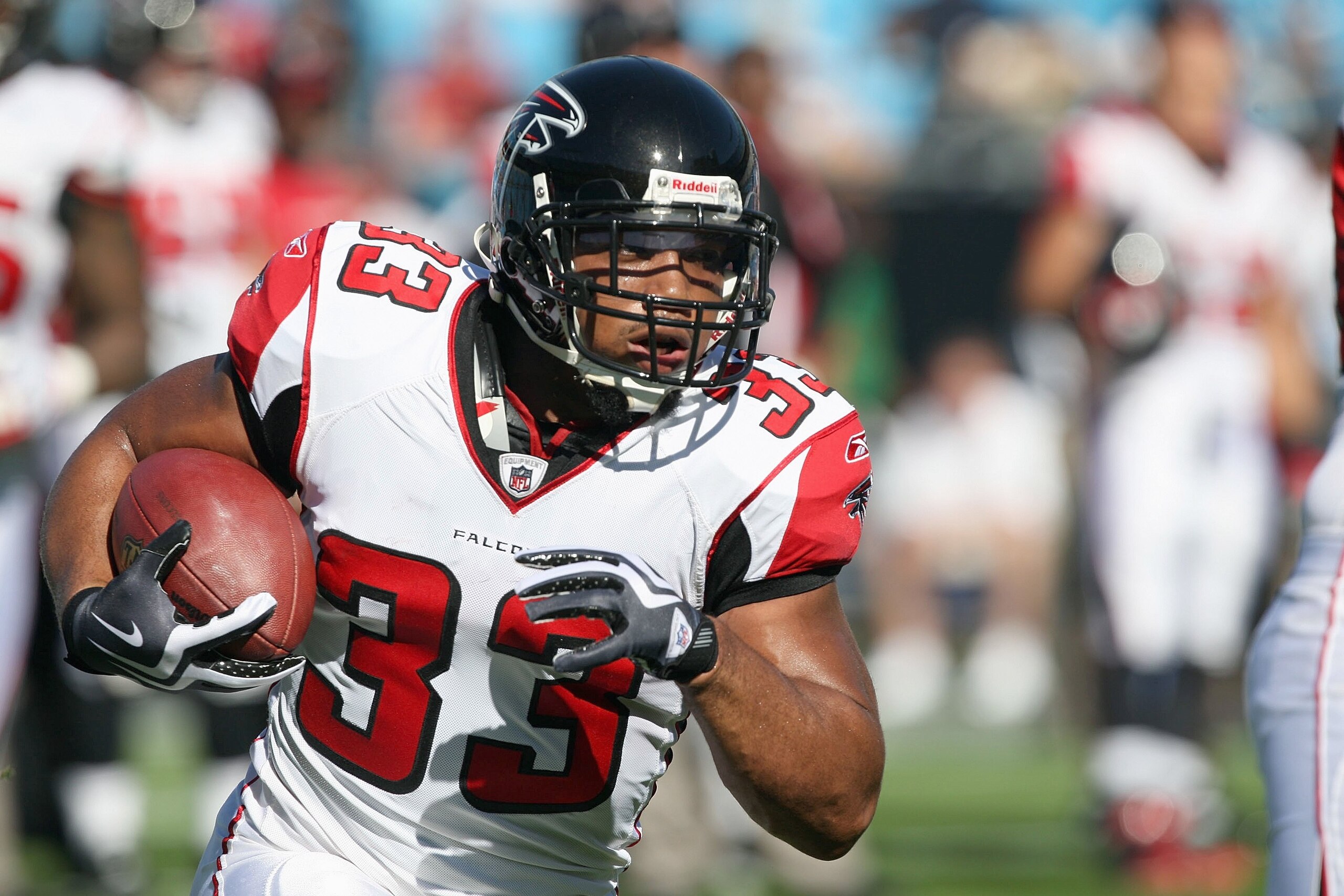 CHARLOTTE, NC - NOVEMBER 15: Michael Turner #33 of the Atlanta Falcons warms up before the game against the Carolina Panthers at Bank of America Stadium on November 15, 2009 in Charlotte, North Carolina. (Photo by Streeter Lecka/Getty Images) CHARLOTTE, NC - NOVEMBER 15: Michael Turner #33 of the Atlanta Falcons warms up before the game against the Carolina Panthers at Bank of America Stadium on November 15, 2009 in Charlotte, North Carolina. (Photo by Streeter Lecka/Getty Images)