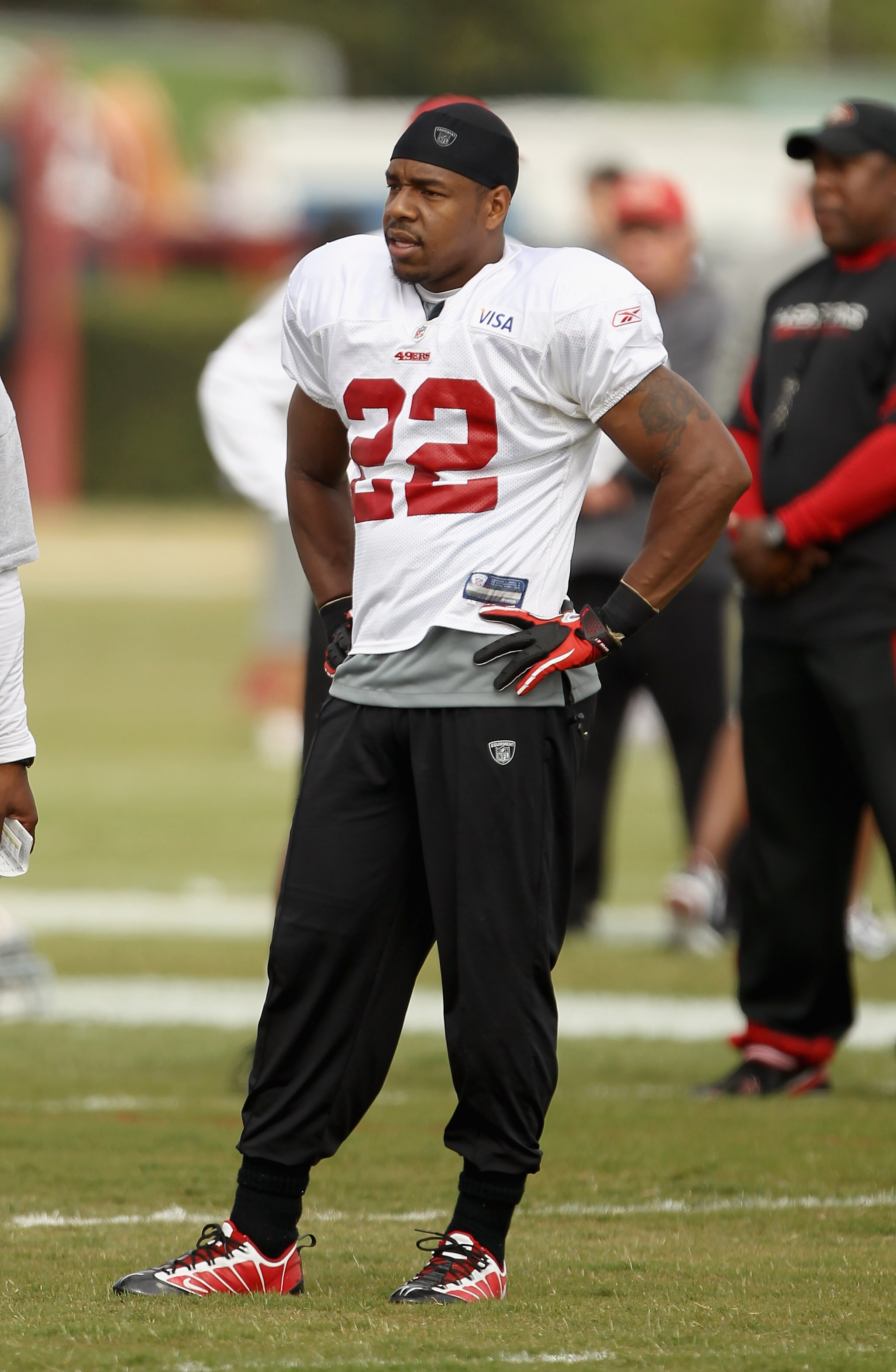 SANTA CLARA, CA - AUGUST 02:  Nate Clements #22works out during the San Francisco 49ers training camp at their training complex on August 2, 2010 in Santa Clara, California.  (Photo by Ezra Shaw/Getty Images)