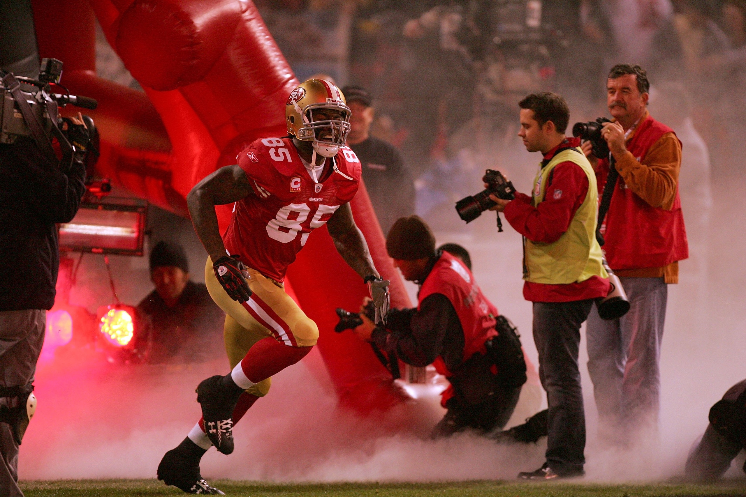 SAN FRANCISCO - DECEMBER 14: Vernon Davis #85 of the San Francisco 49ers runs on to the field prior to their game against the Arizona Cardinals at Candlestick Park on December 14, 2009 in San Francisco, California. (Photo by Ezra Shaw/Getty Images) SAN FRANCISCO - DECEMBER 14: Vernon Davis #85 of the San Francisco 49ers runs on to the field prior to their game against the Arizona Cardinals at Candlestick Park on December 14, 2009 in San Francisco, California. (Photo by Ezra Shaw/Getty Images)