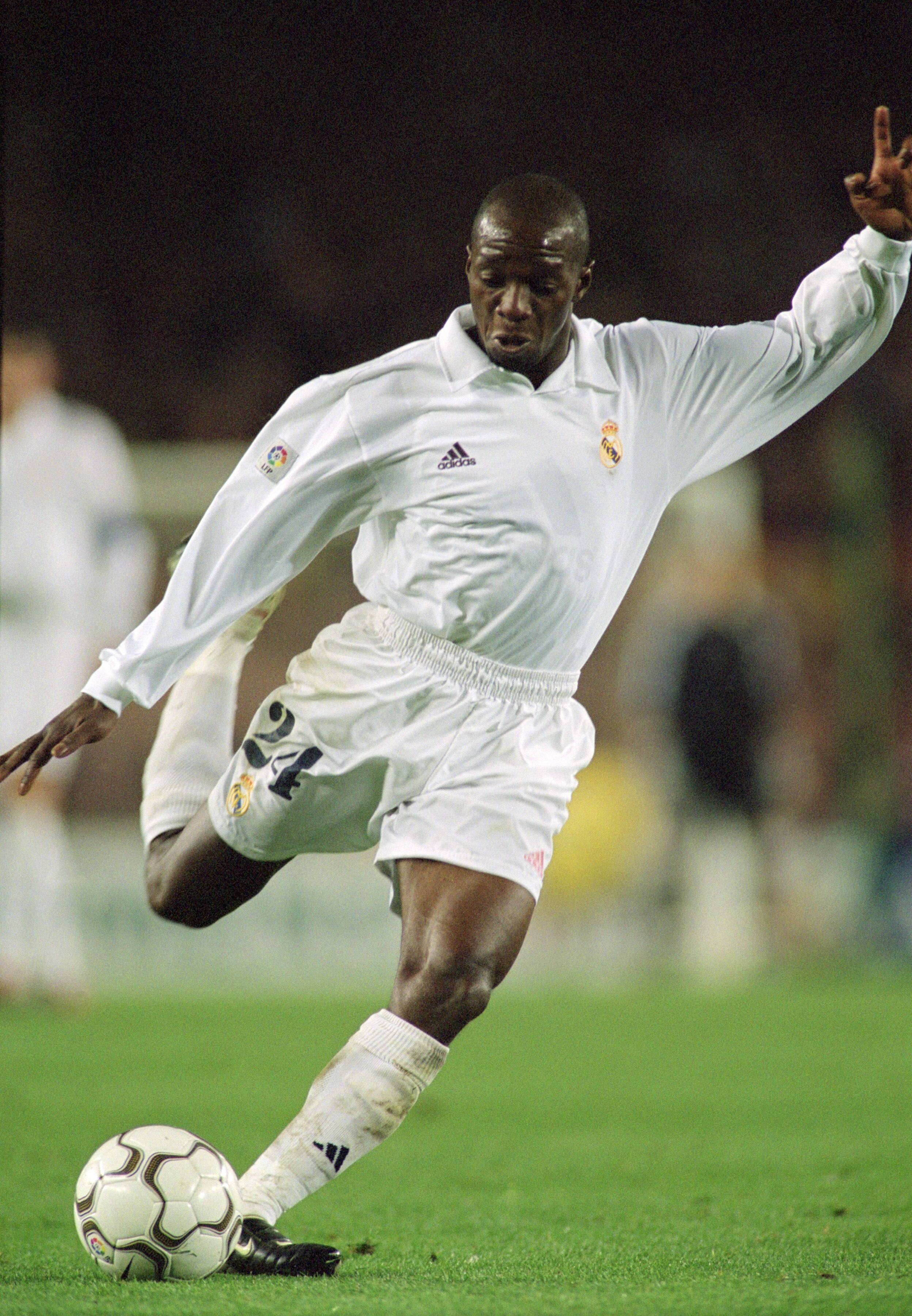 16 Mar 2002:  Claude Makelele of Real Madrid in action during the Spanish Primera Liga match between Barcelona and Real Madrid at the Nou Camp in Barcelona, Spain. \ Mandatory Credit:  Nuno Correia/Getty Images