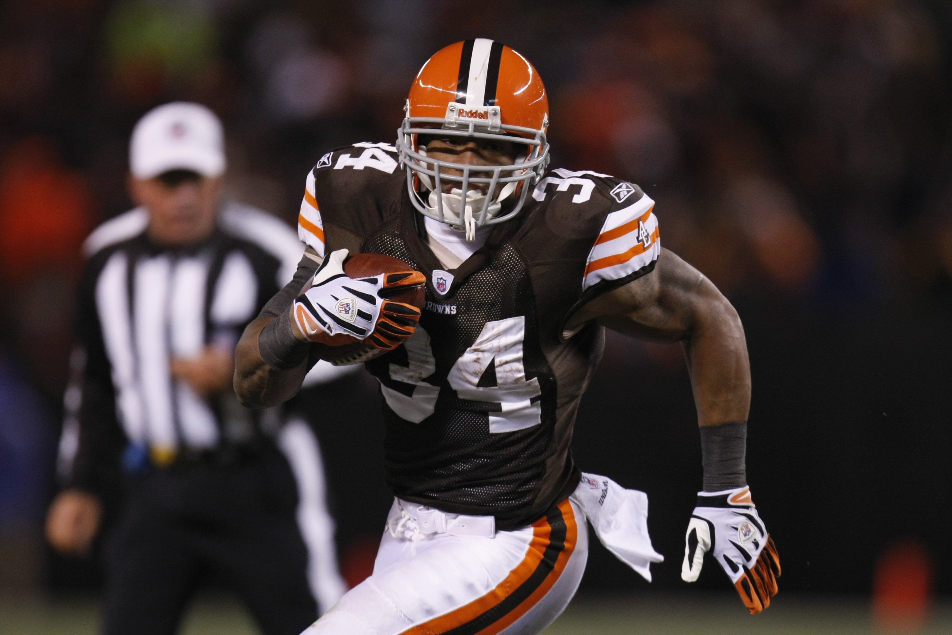 CLEVELAND - DECEMBER 10: Chris Jennings #34 of the Cleveland Browns runs with the ball during the game against the Pittsburgh Steelers on December 10, 2009 at Cleveland Browns Stadium in Cleveland, Ohio. Cleveland won the game 13-6. (Photo by Gregory Sh CLEVELAND - DECEMBER 10: Chris Jennings #34 of the Cleveland Browns runs with the ball during the game against the Pittsburgh Steelers on December 10, 2009 at Cleveland Browns Stadium in Cleveland, Ohio. Cleveland won the game 13-6. (Photo by Gregory Sh