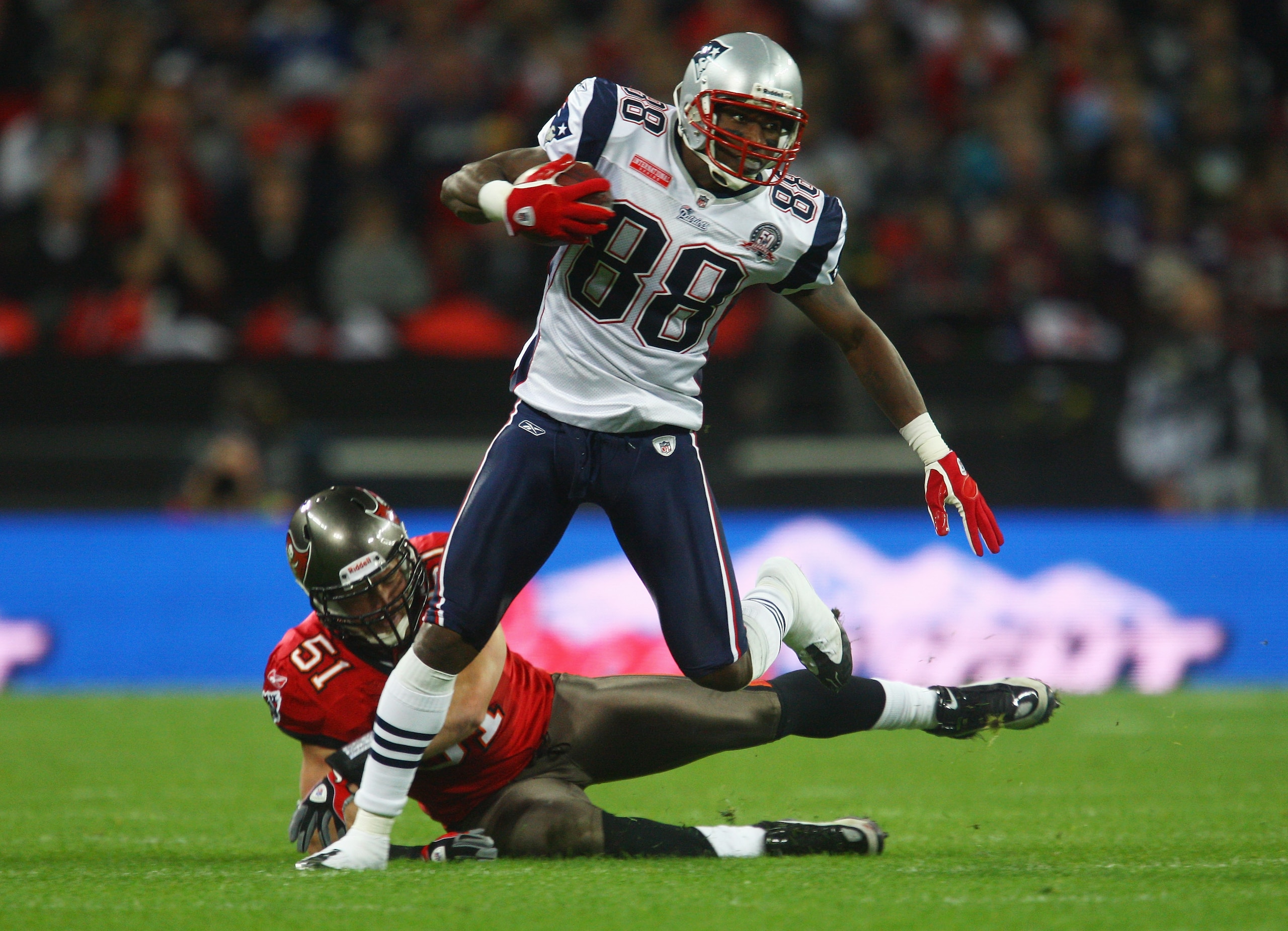 LONDON, ENGLAND - OCTOBER 25:  Sam Aiken (#88) of the New England Patriots runs with the ball chased by Barrett Ruud of (#51) Tampa Bay Buccaneers  during the NFL International Series match between New England Patriots and Tampa Bay Buccaneers at Wembley 