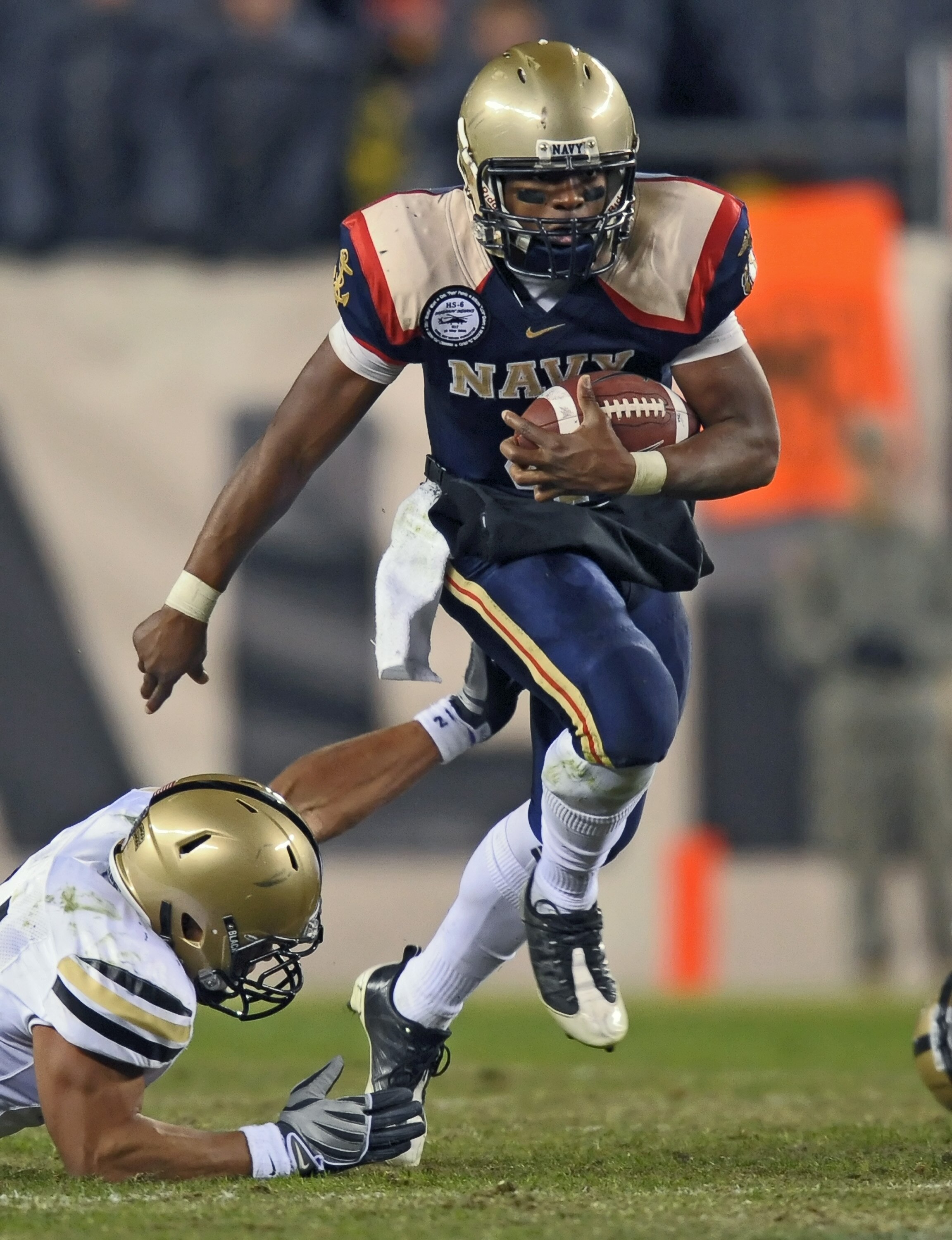 PHILADELPHIA - DECEMBER 12: Quarterback Ricky Dobbs #4 of the Navy Midshipmen runs runs the ball during the game against the Army Black Knights on December 12, 2009 at Lincoln Financial Field in Philadelphia, Pennsylvania. Navy won 17-3. (Photo by Drew Ha PHILADELPHIA - DECEMBER 12: Quarterback Ricky Dobbs #4 of the Navy Midshipmen runs runs the ball during the game against the Army Black Knights on December 12, 2009 at Lincoln Financial Field in Philadelphia, Pennsylvania. Navy won 17-3. (Photo by Drew Ha