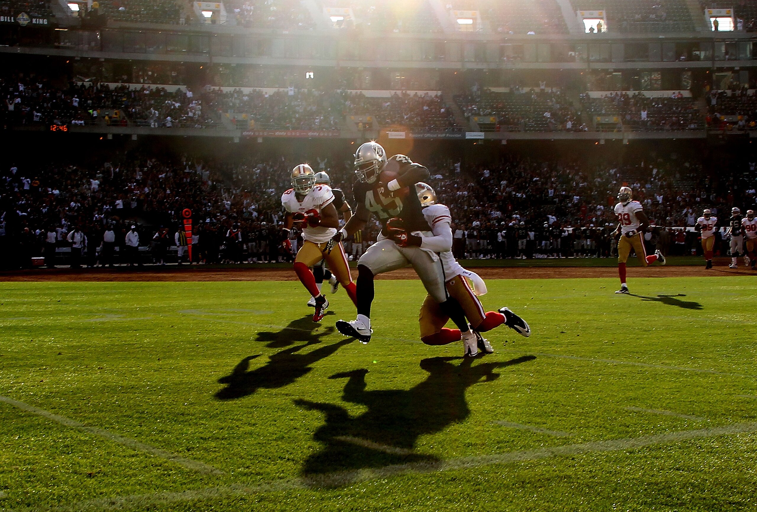 OAKLAND, CA - AUGUST 28:  Marcel Reece #45 of the Oakland Raiders runs against the San Francisco 49ers during an NFL preseason game at Oakland-Alameda County Coliseum on August 28, 2010 in Oakland, California. (Photo by Jed Jacobsohn/Getty Images)