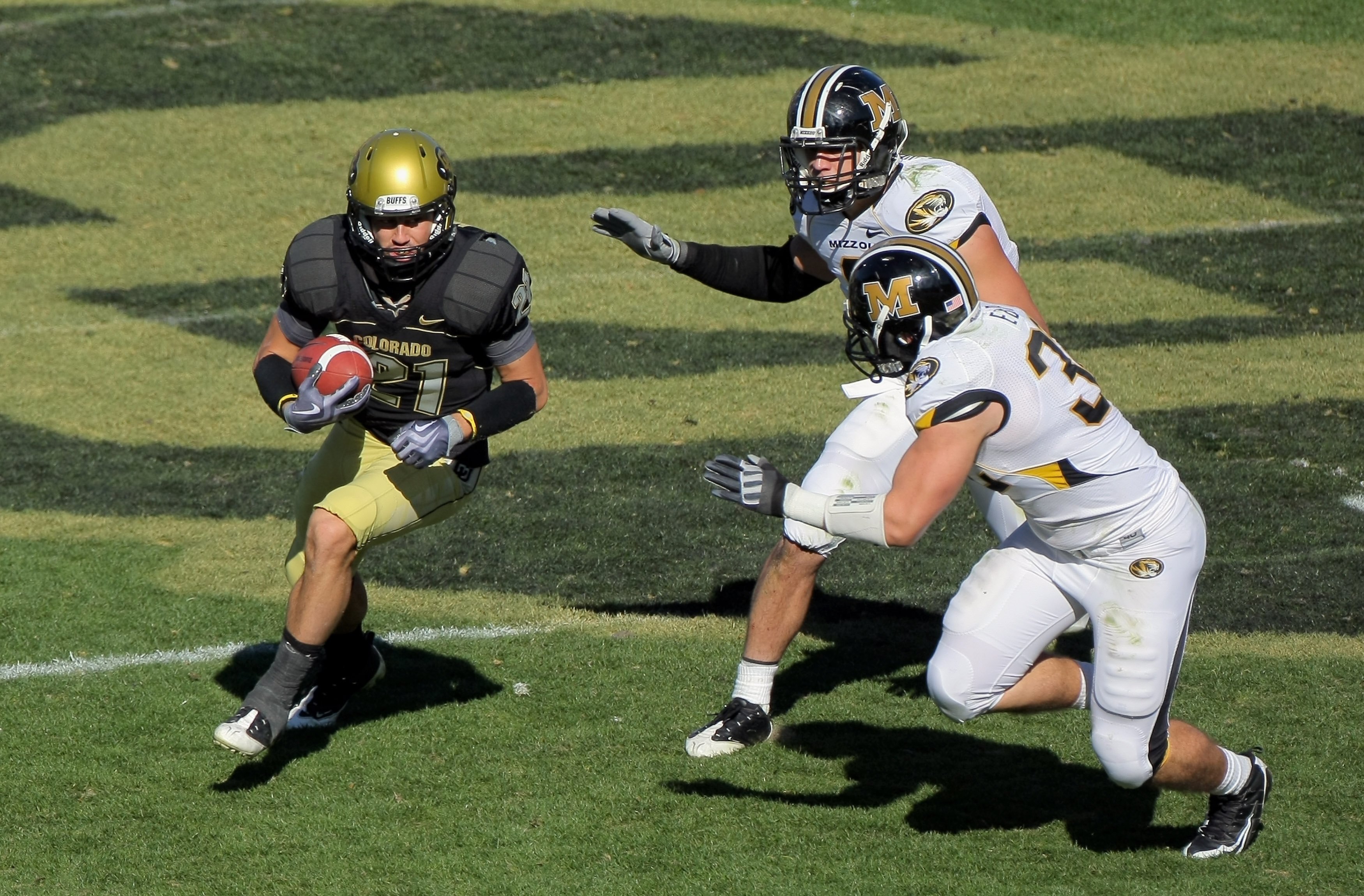 BOULDER, CO - OCTOBER 31:  Scotty McKnight #21 of the Colorado Buffaloes makes a reception and tries to avoid the defense of Will Ebner #32 and Andrew Gachkar #6 of of the Missouri Tigers at Folsom Field on October 31, 2009 in Boulder, Colorado. Missouri